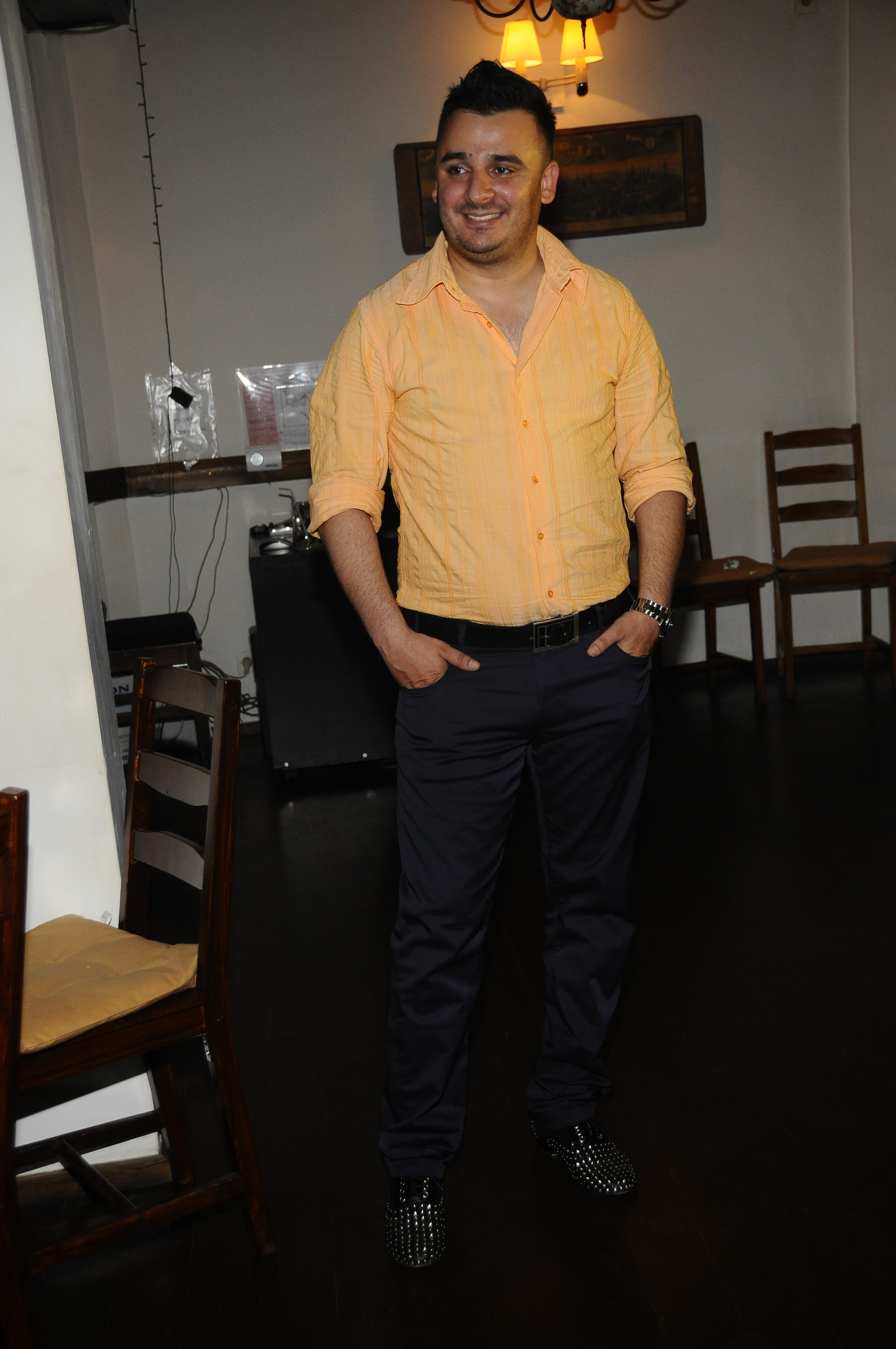 Faptul ca este casatorit nu inseamna ca manelistul duce lipsa de oferte de la alte fete