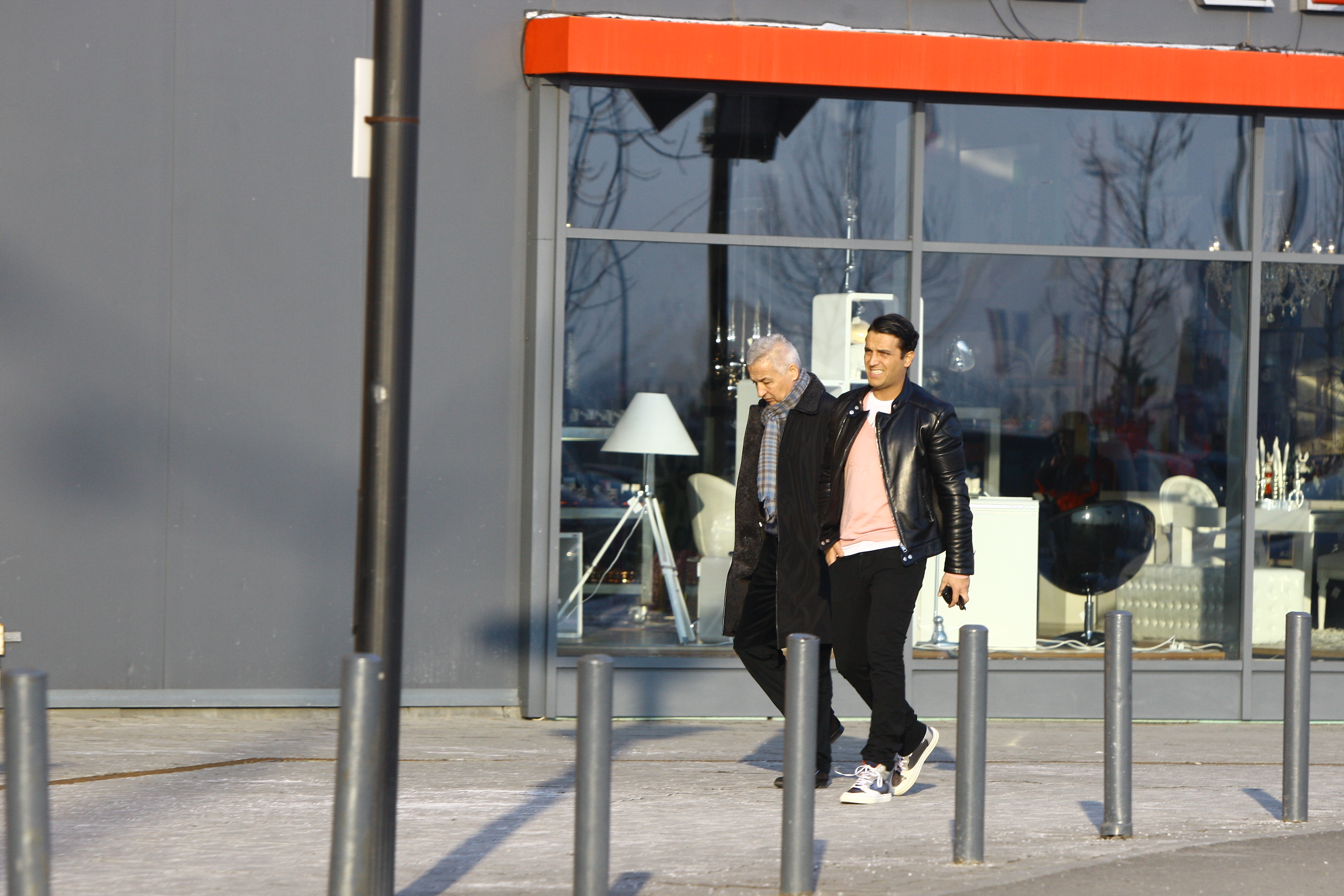 Sotul Elenei Basescu si tatal sau se indreapta catre magazinul de mobila