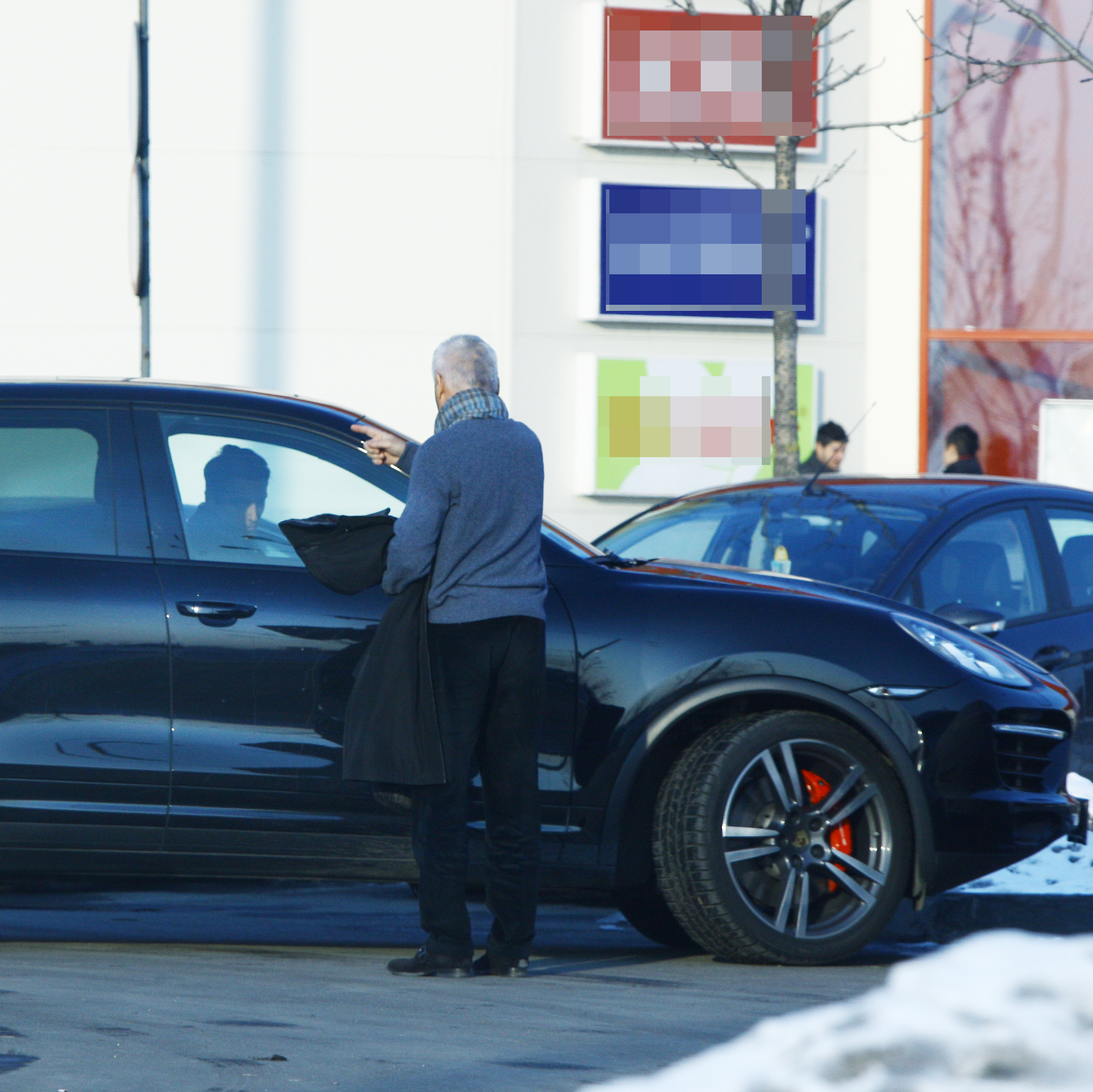 Tatal lui Bogdan Ionescu ii arata fiului sau unde sa parcheze