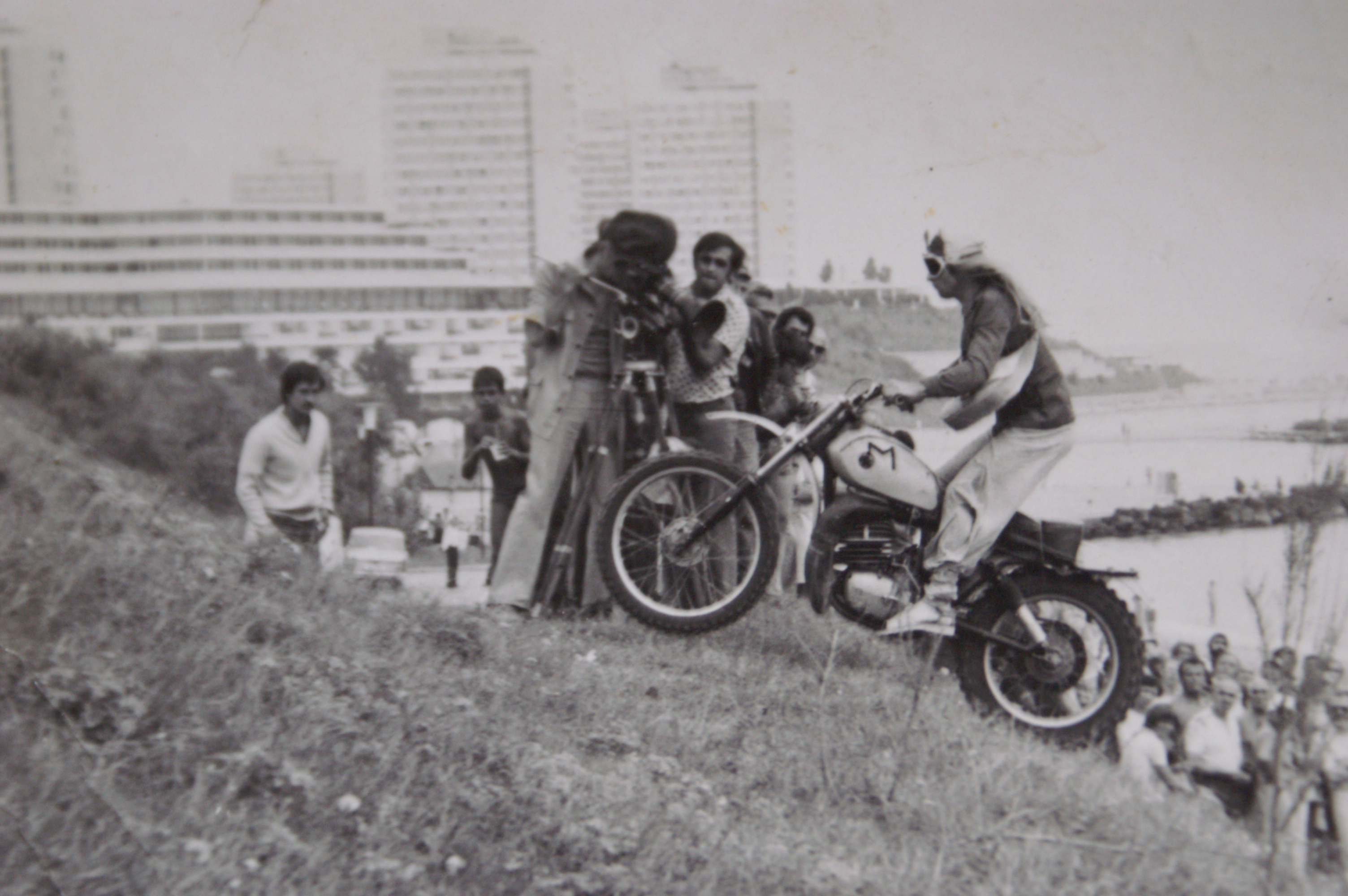 Scena de la filmari, la Cetatea Histria, cu Sergiu Nicolaescu in spatele camerei de filmat