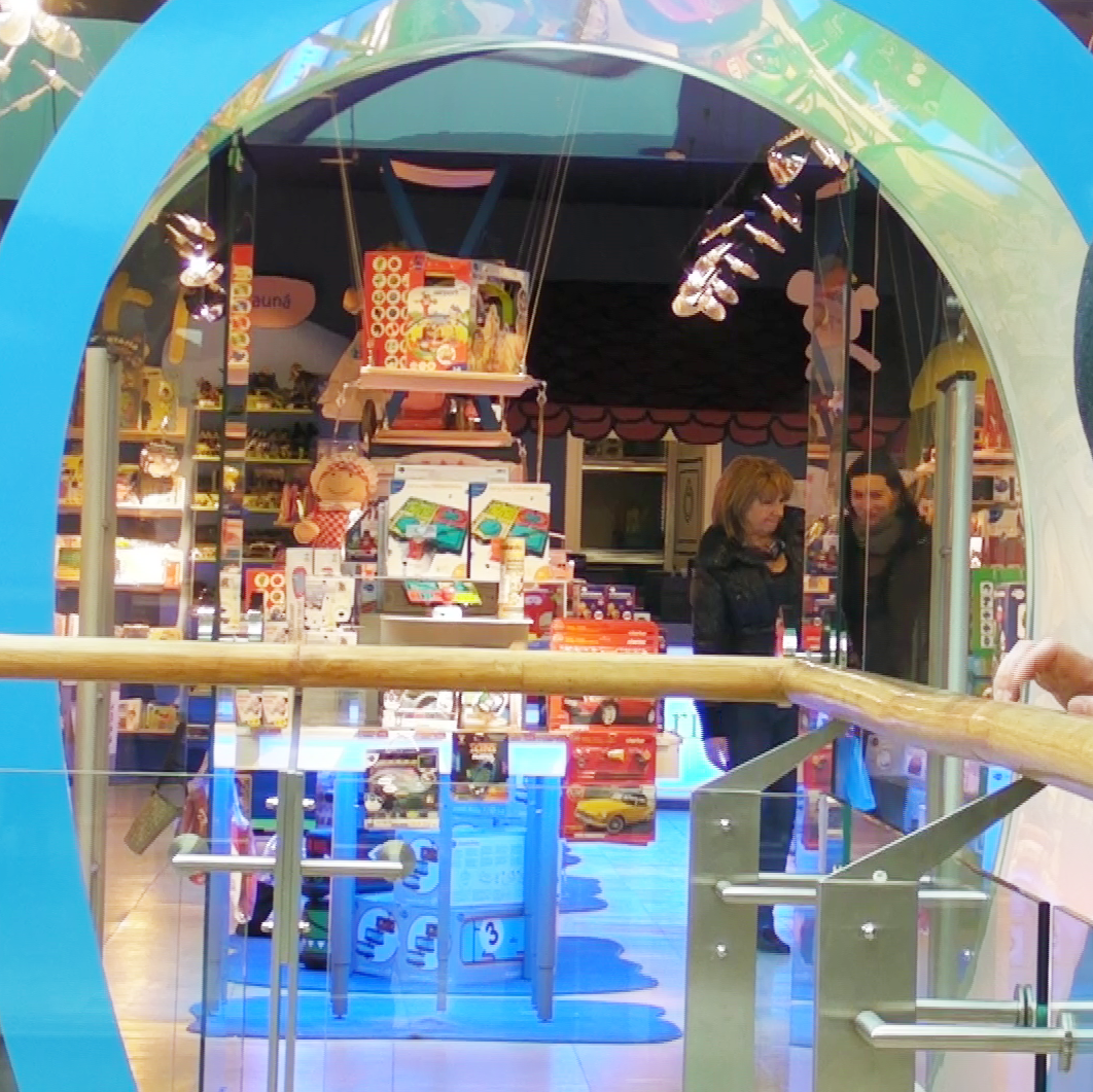 Maria Basescu iese din magazin cu jucariile in punga