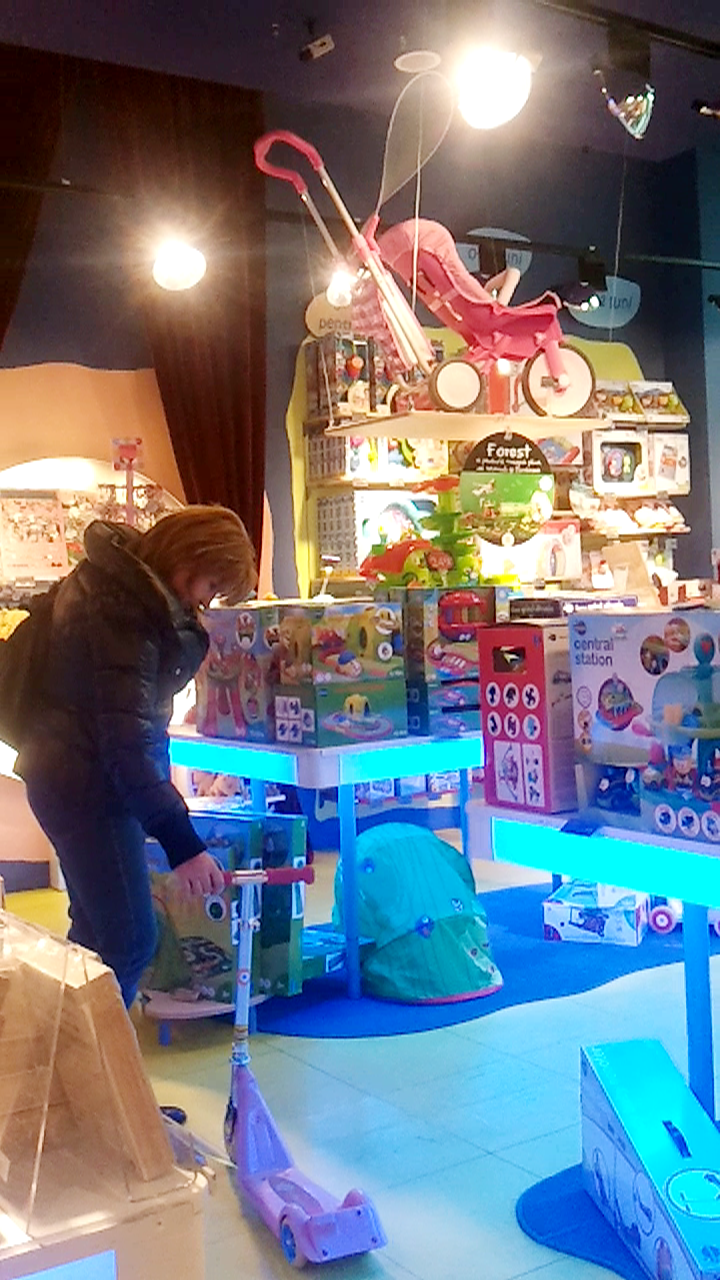 Maria Basescu studiaza trotineta