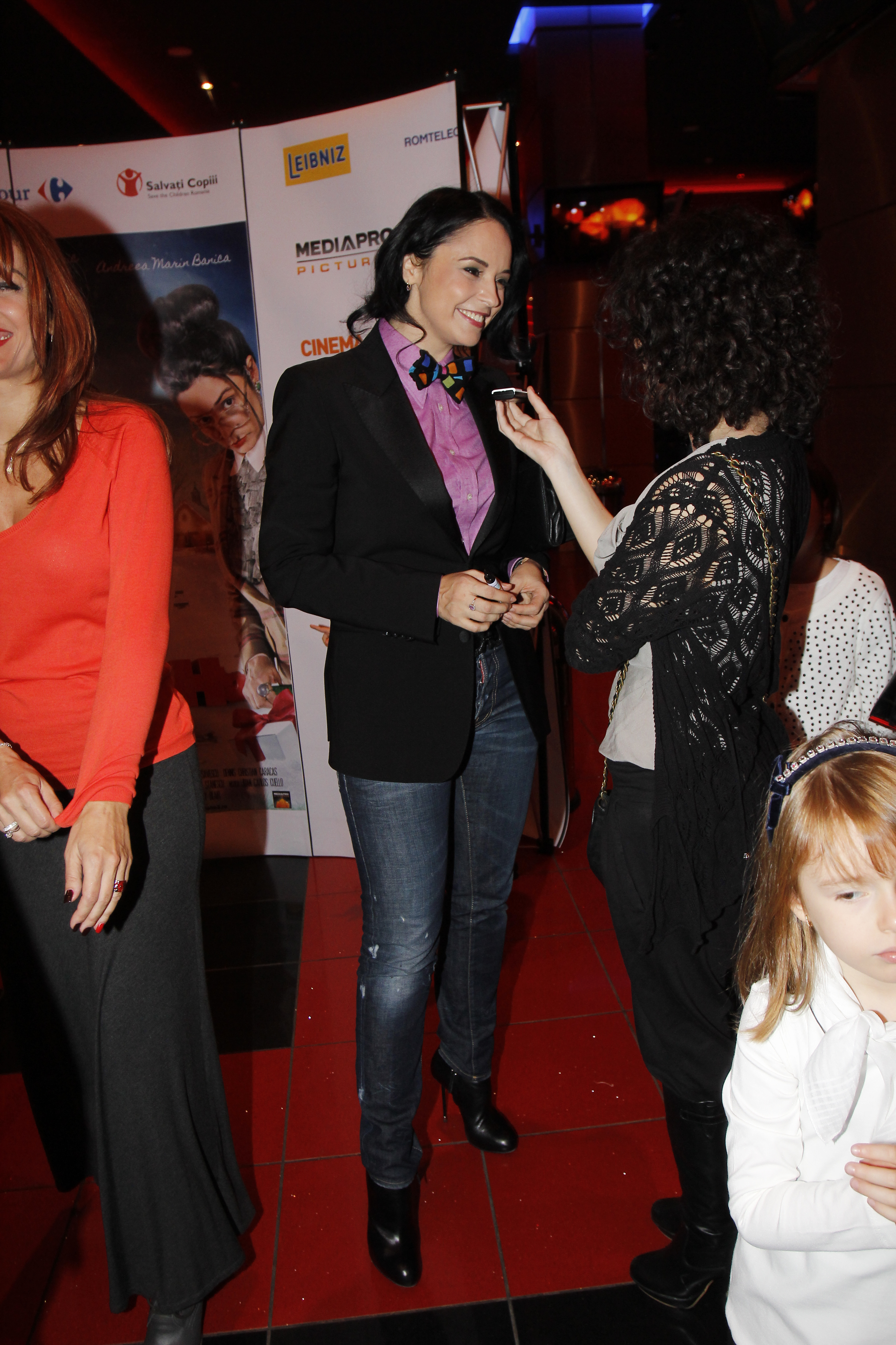 Totusi, spre sfarsitul anului, Zana arata mai bine si pare si ceva mai relaxata. Probabil ca termenii despartrii de sotul ei au fost transati. AMA patricipa din nou la evenimente mondene si are grija de imaginea ei