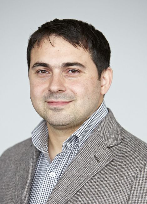 Avocatul Cosmin Corendea a fost fotografiat in pat alaturi de Andreea, in 2003