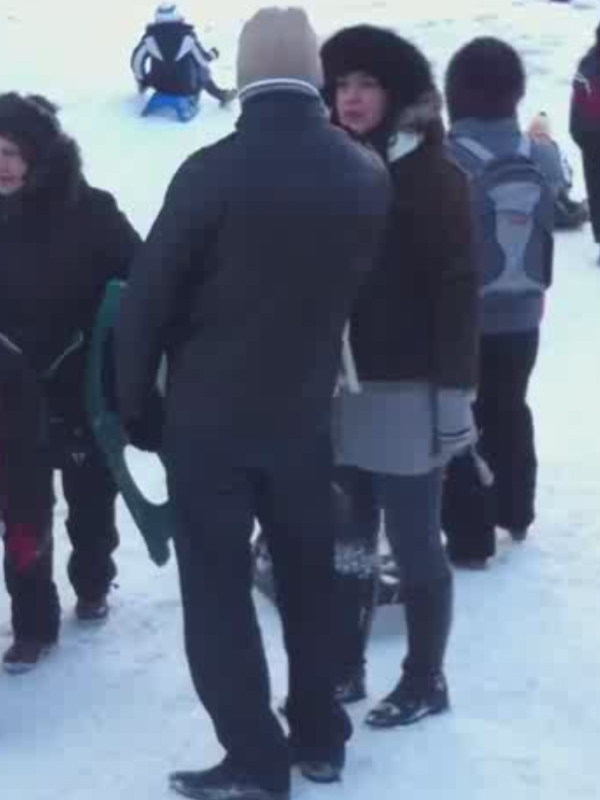 Explozie de oameni pe pârtiile de pe Valea Prahovei! Vezi cum a putut un tânăr să vină îmbrăcat la schi!