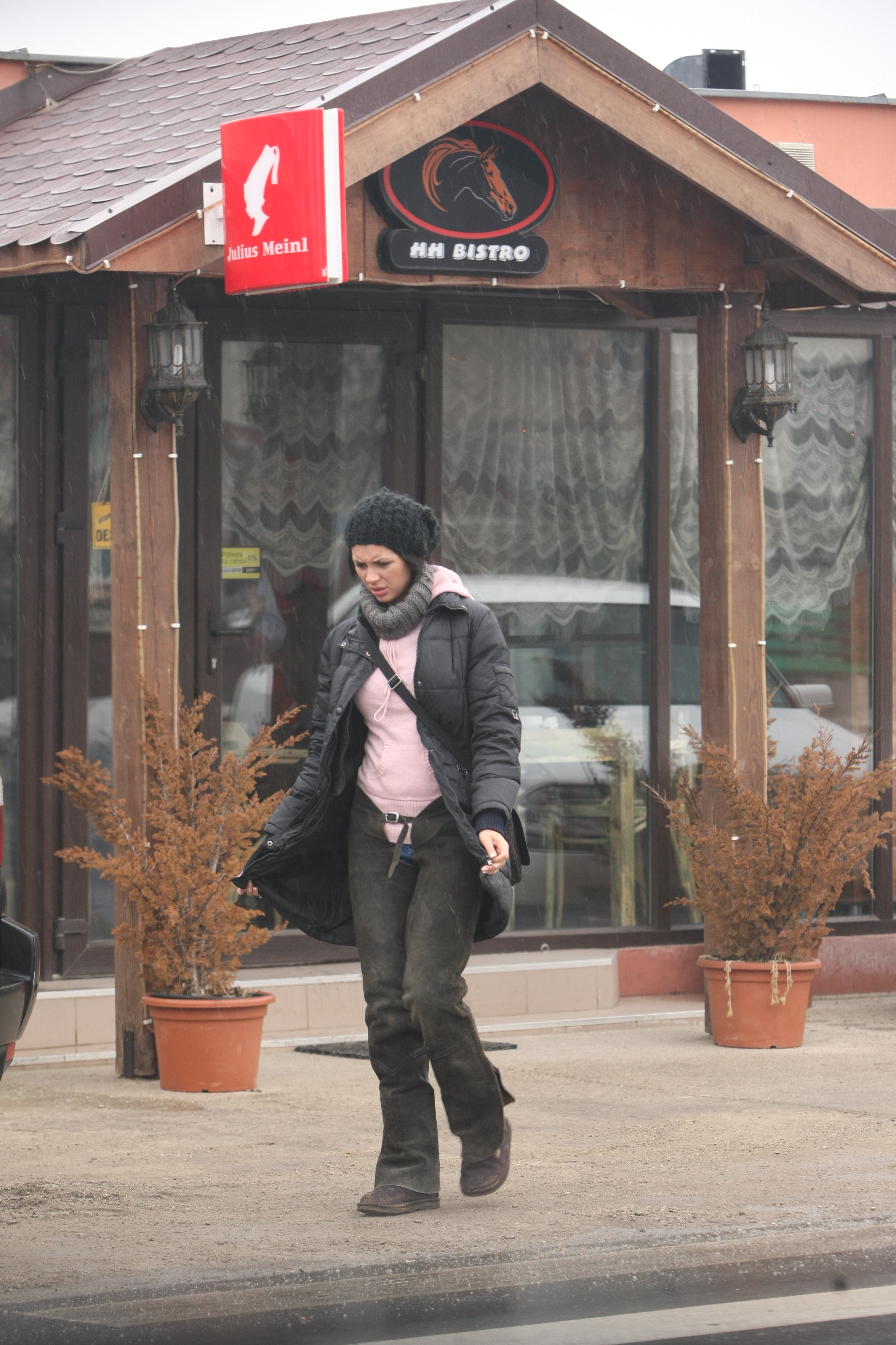 Cristina s-a grabit sa ajunga la masina