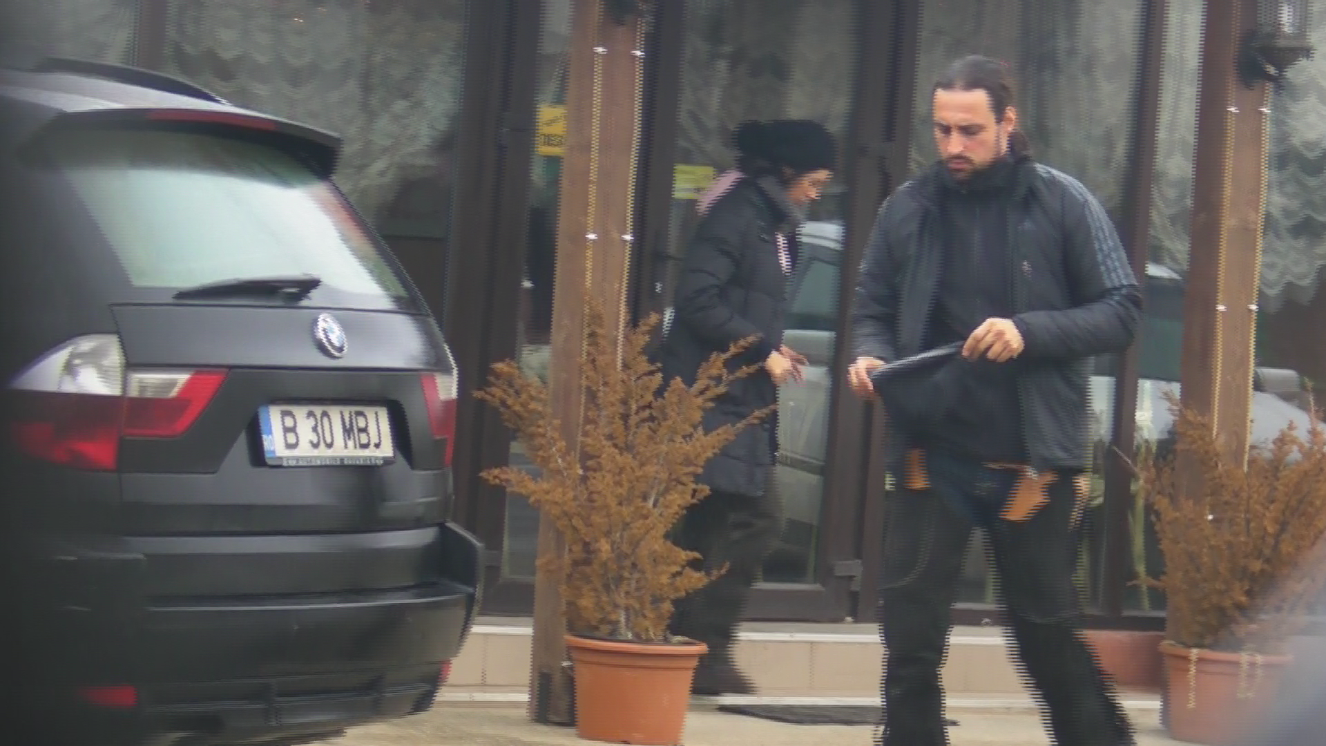 Denis si bebelusa, la iesirea din bistro