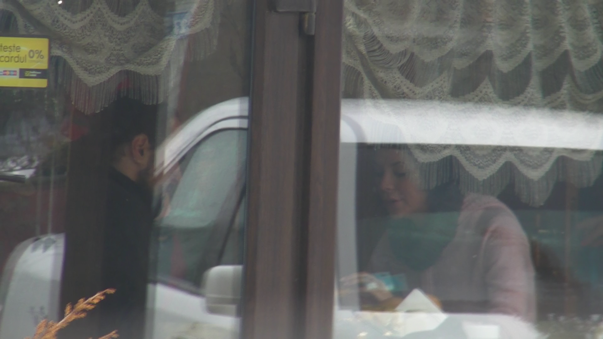 Cei doi amorezi au mancat repede, aproape fara sa-si arunce vreo privire