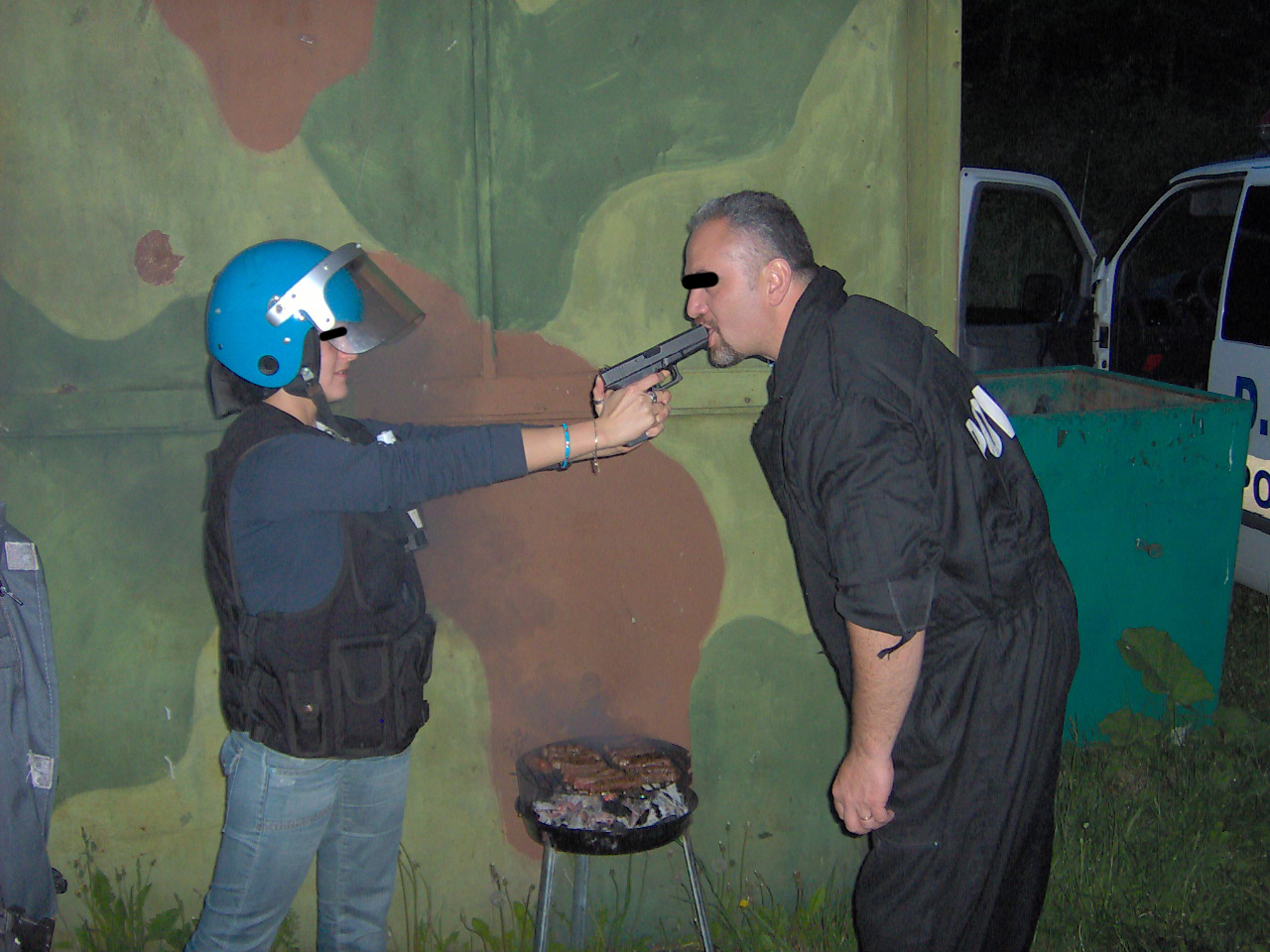 Mascatii si-au folosit armamentul din doatre pentru distractie