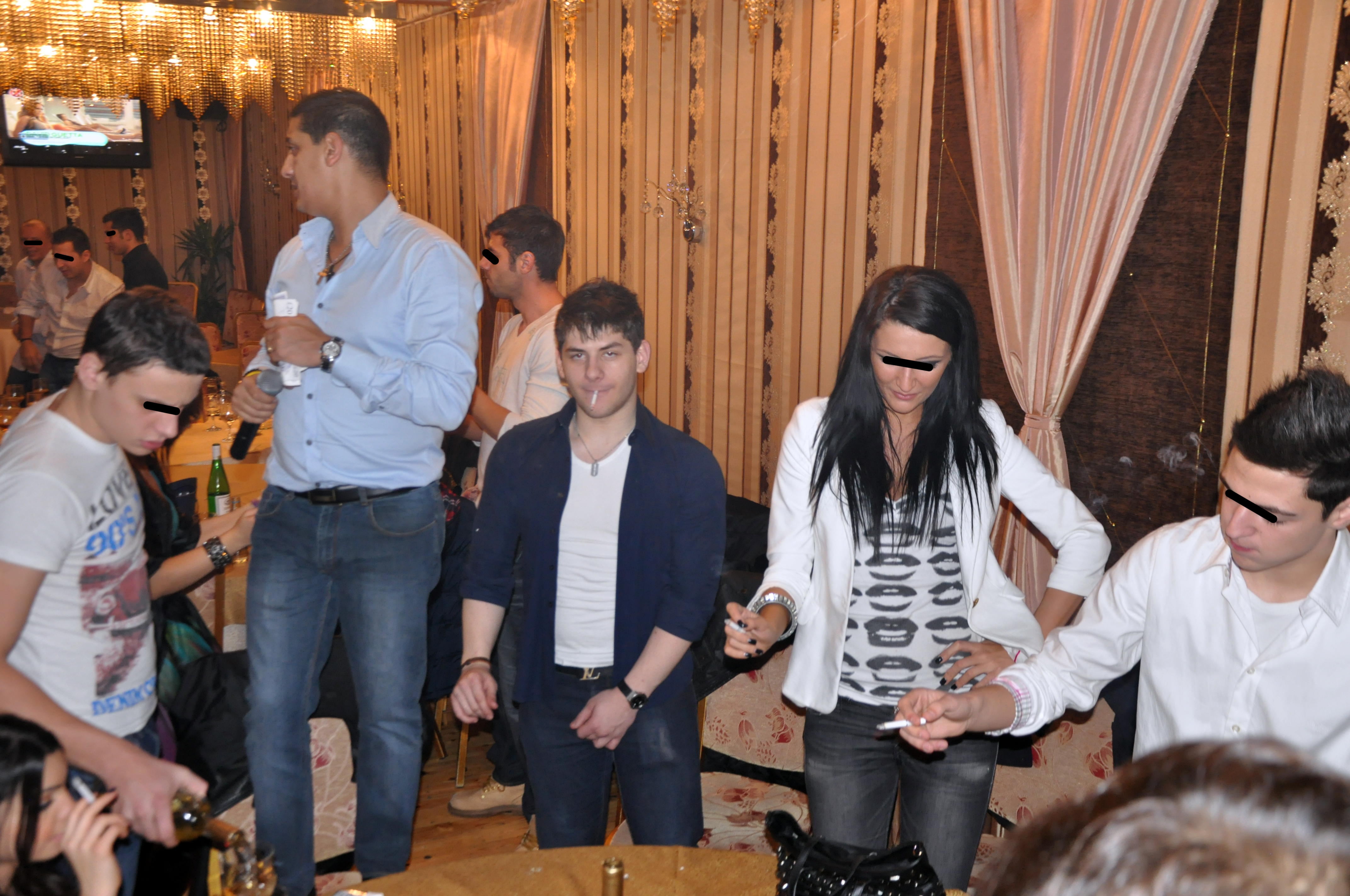 Alexandru Vanghelie l-a rasplatit pegeste pe manelist de fiecare data cand acesta i-a cantat