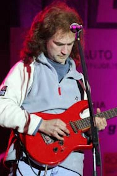 Emil Laghia a cantat alaturi de Comapct din 1991 pana in 2005