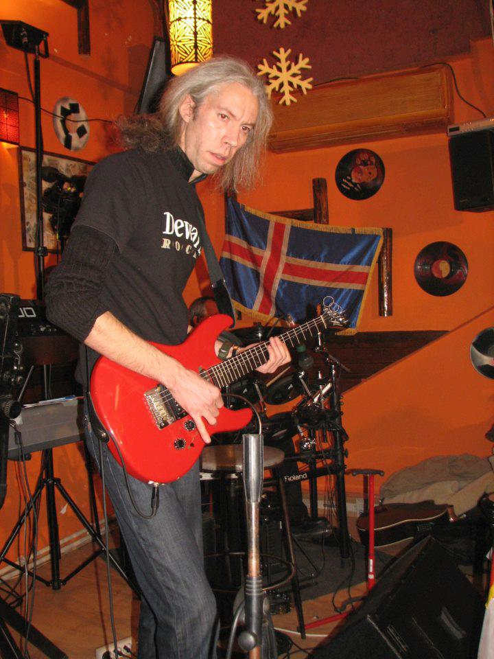 Florin este acum chitarist in Trupa Premier si spera sa aiba succes cu primul album