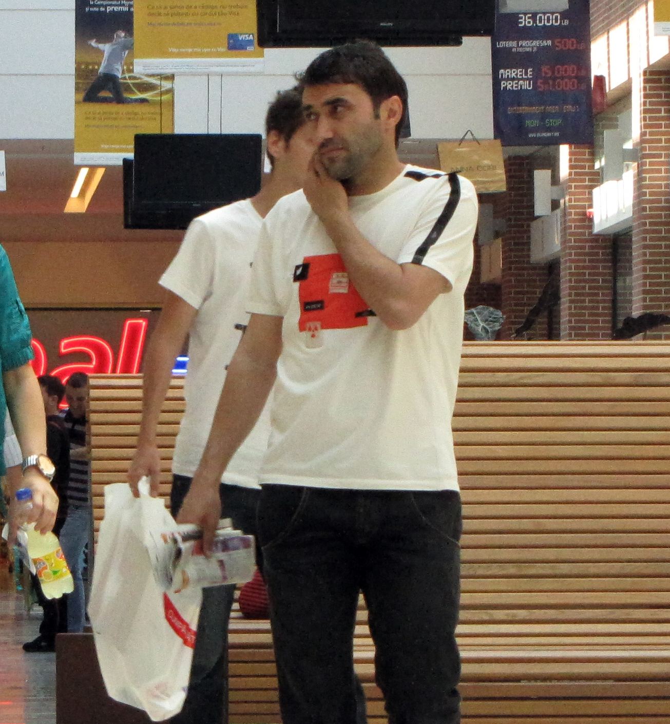 Ionut Lutu a fost ales de Beinut ca intermediar. El s-a prezentat la adresa stabilita si i-a inmanat baiatului care s-a prezentat dreptul fiul milionarei punguta cu bijuterii