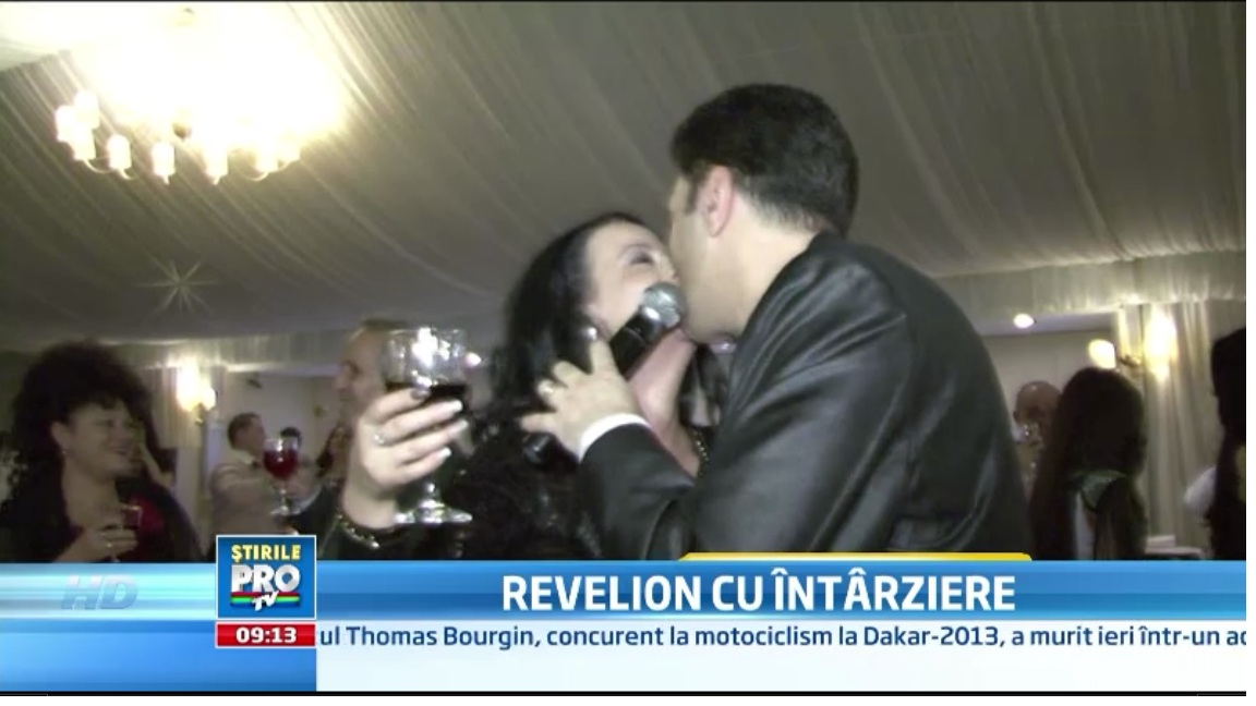 Contantin Magureanu isi saruta sotia cu foc, la Revelionul Artistilor
