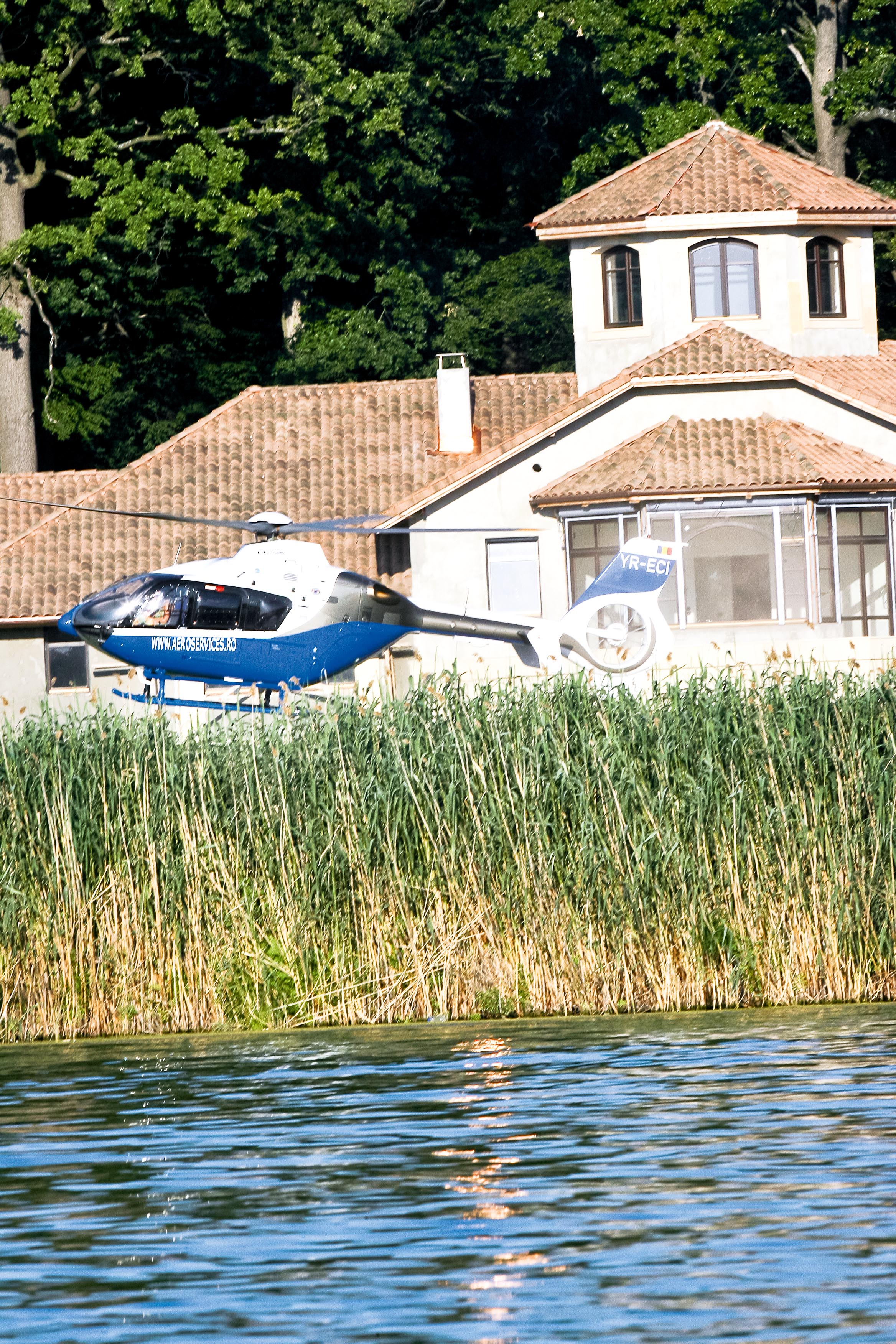 In fata casei aterizeaza frecvent elicopterul cu care circula omul de afaceri