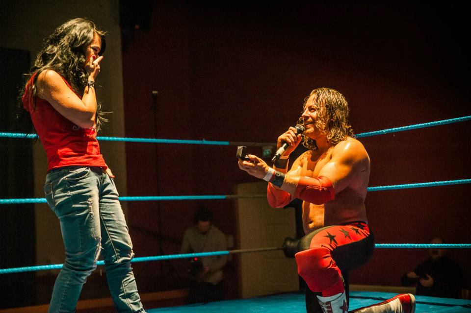 Momentul cererii in casatorie, in ring, la finalul unui meci