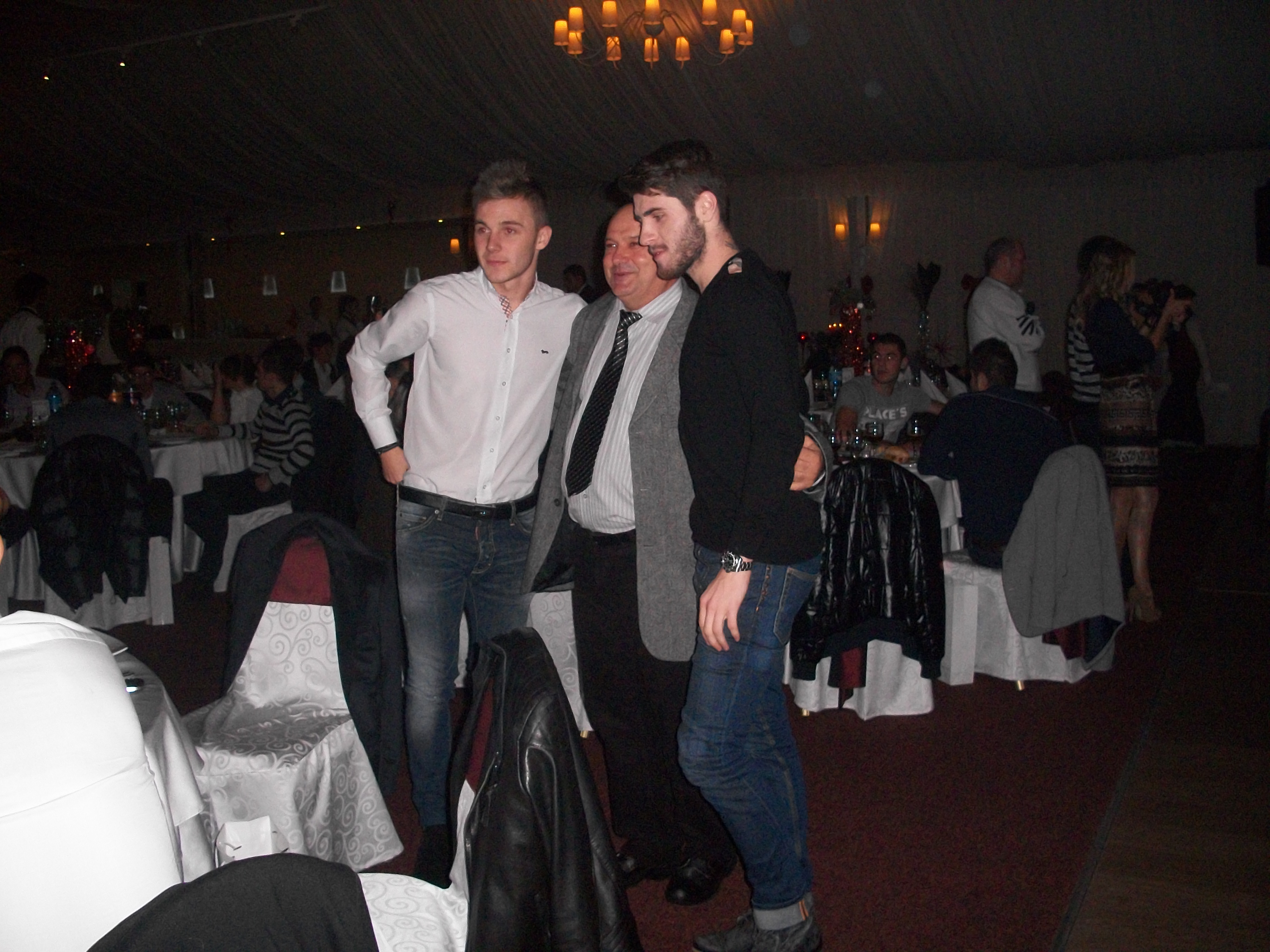 Mihai Radut si Alexandru Maxim s-au fotogrfaiat alaturi de un suporter, la o petrecere