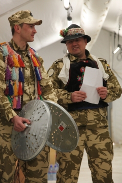 In putinul timp avut la dispozitie soldatii au colindat si au scris o versiune amuzanta a plugusorului