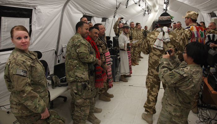 Soldatii romani au colindat, au participat la o slujba religioasa si au petrecut in stil romanesc