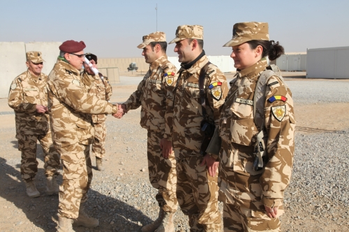 Un moment unic au trait trei ofiteri George Olteanu, Teodora Tescaru şi Ion Pană, care au fost avansati la gradul de comandant.