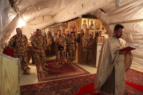 Soldatii din Afganistan au paricipat la slujba religioasa
