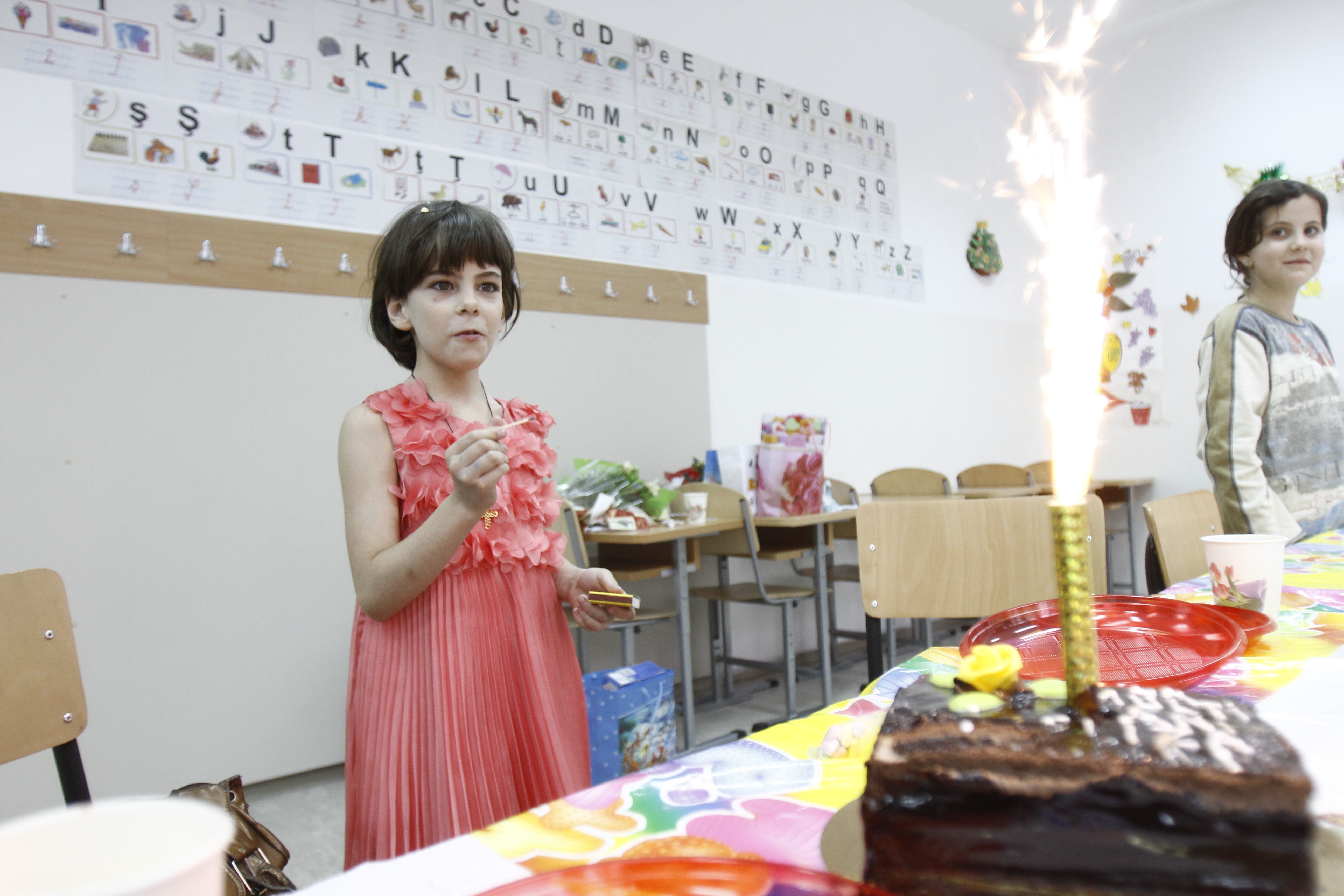 Eliza, fericita la aniversarea a 8 ani