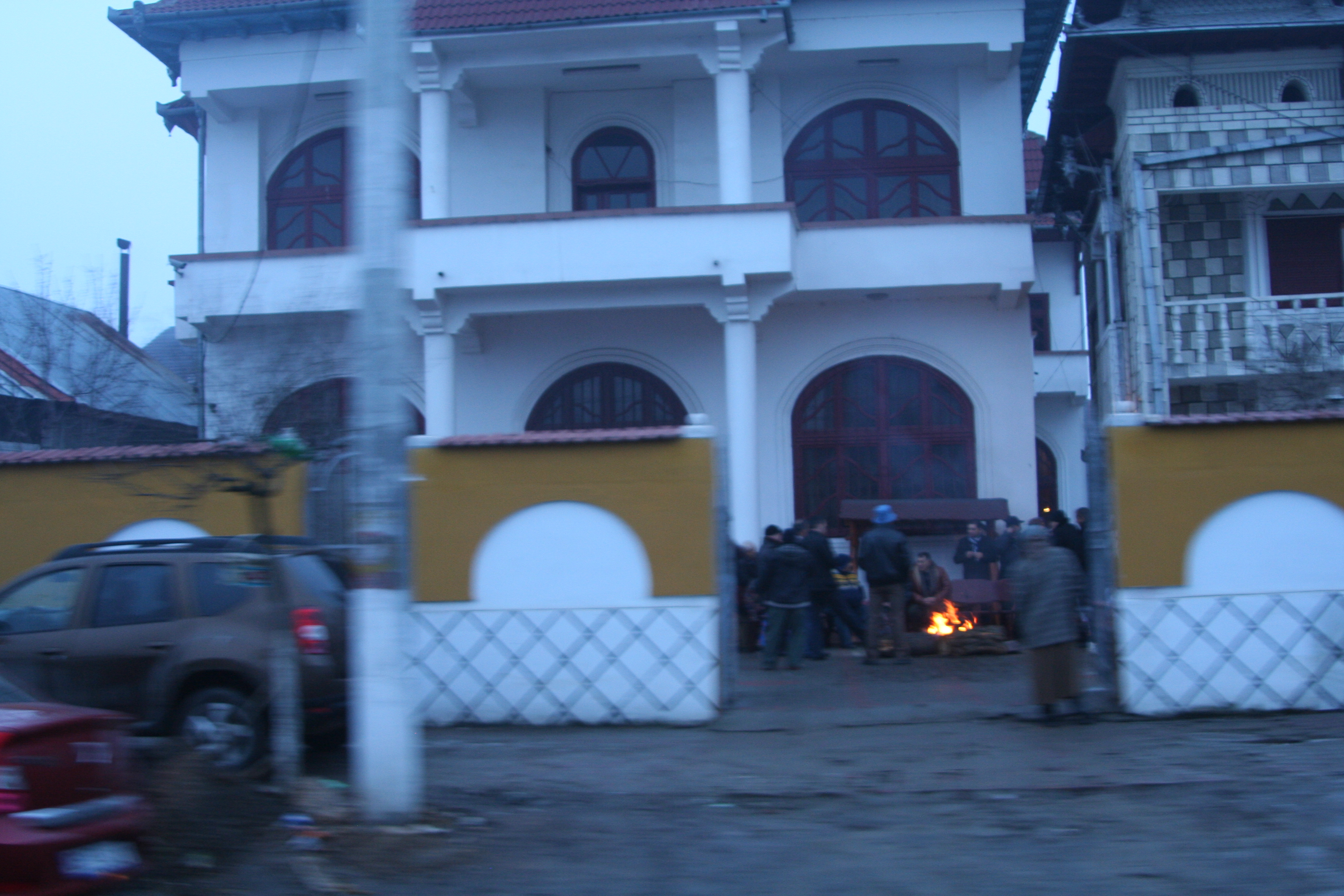 Romii s-au adunat in curtea familiei si au aprins un foc