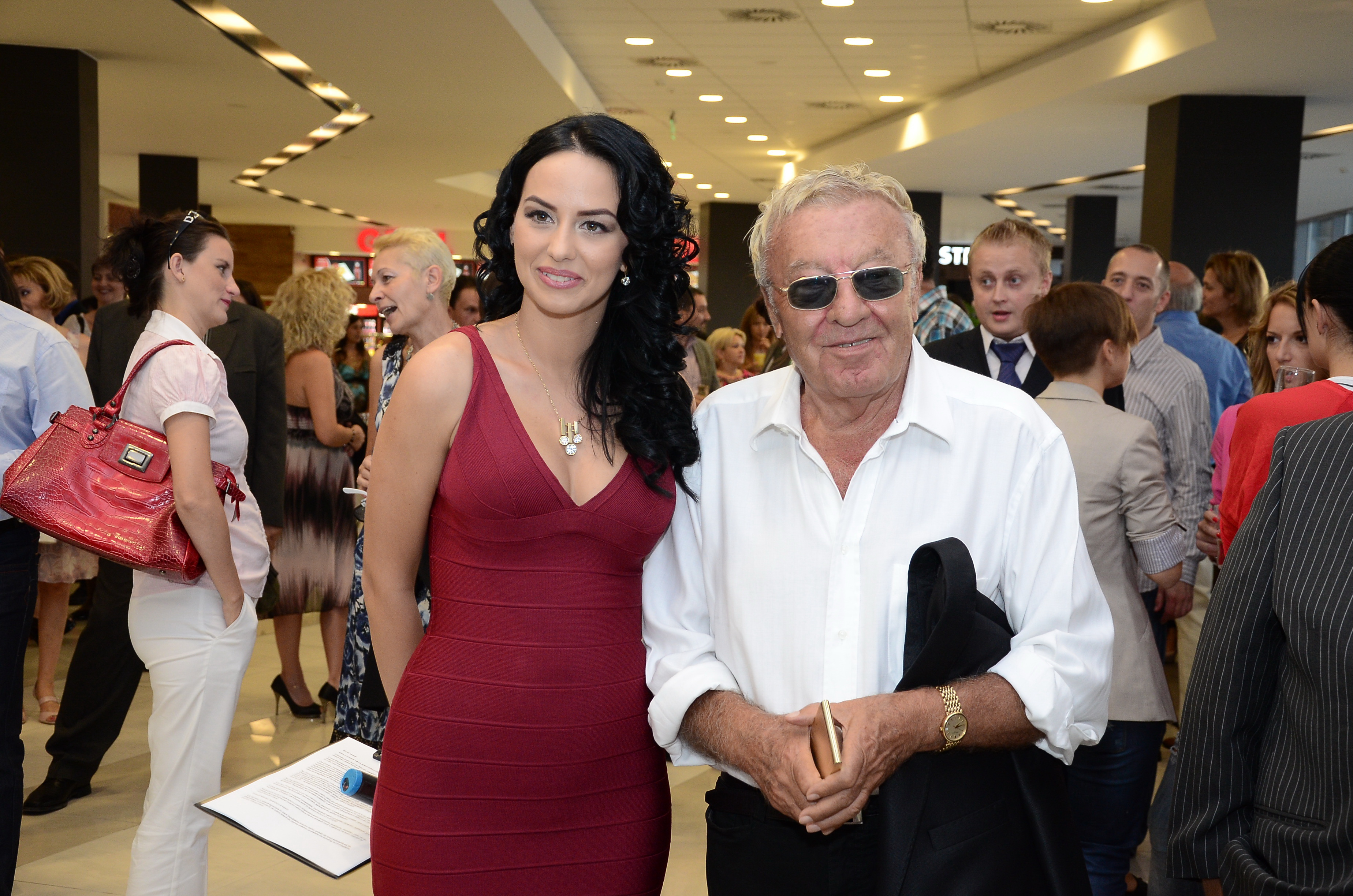 Beatrice este responsabila cu marketing-ul in firmele lui Mudura