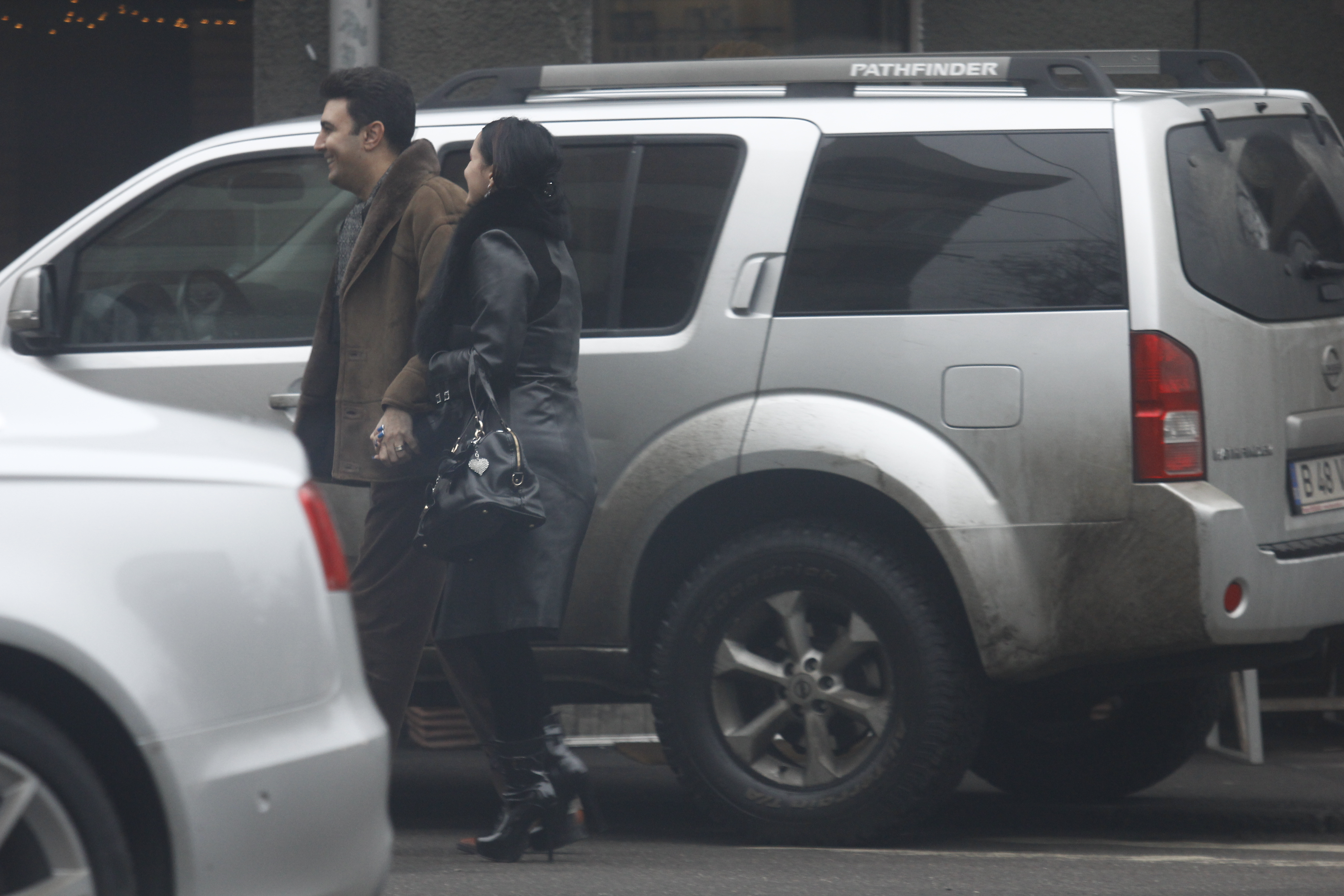 Nu se stie ce i-a spus Magureanu Silvanei la ureche, insa a convins-o sa plece impreuna. Ca sa fie sigur ca nu-i scapa, a luat-o de mana