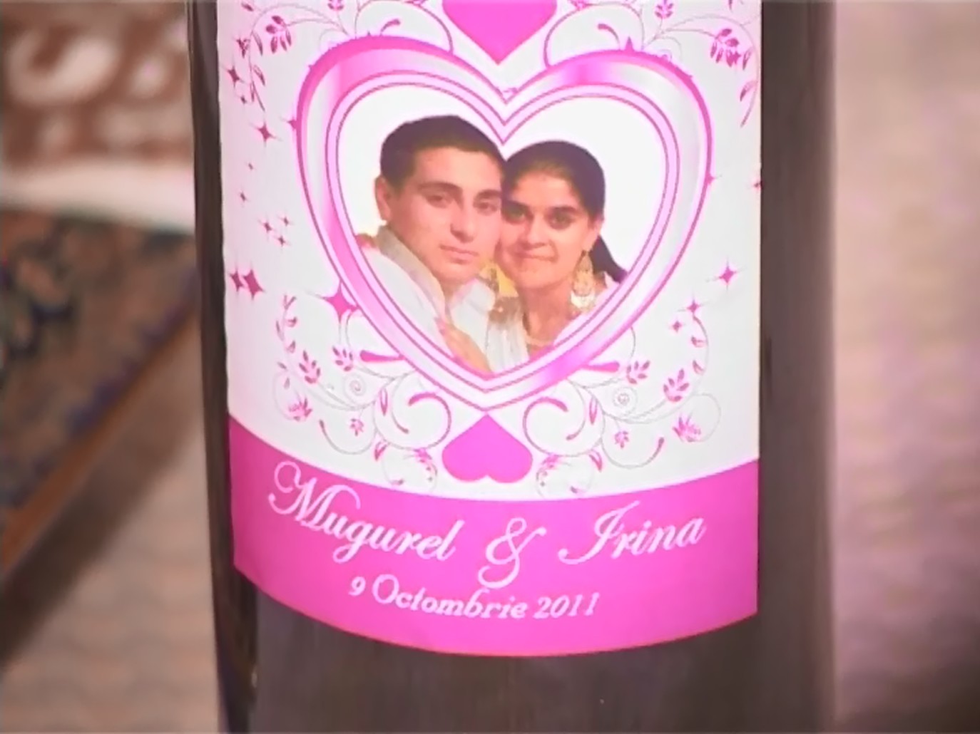 Mugurel si Irina si-au pus fotografia pe o sticla pe care au facut-o cadou unei rude, la nunta