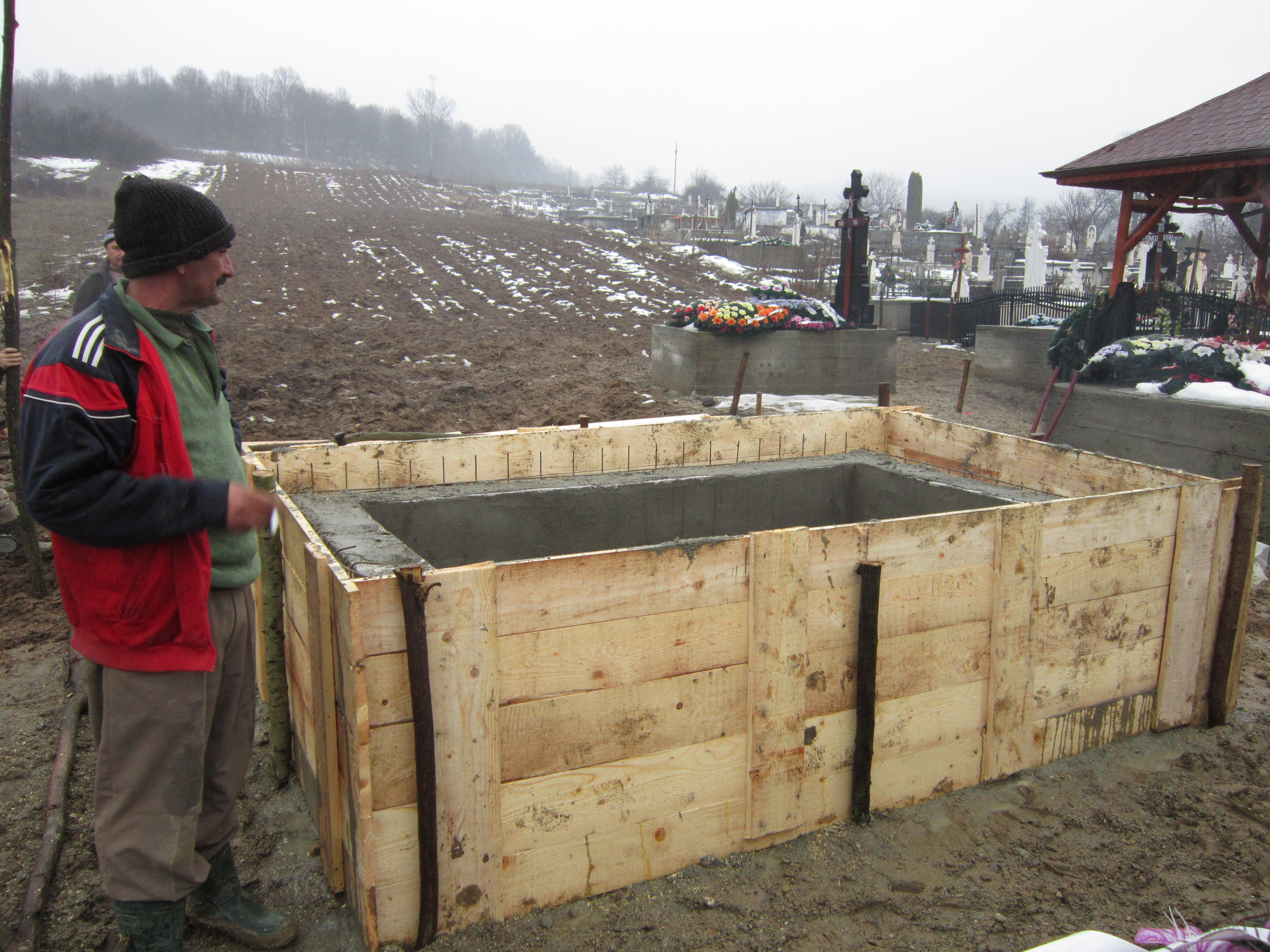 Cativa zilieri muncesc la cavoul lui Ion Mihai, in cimitirul ortodox din Strehaia