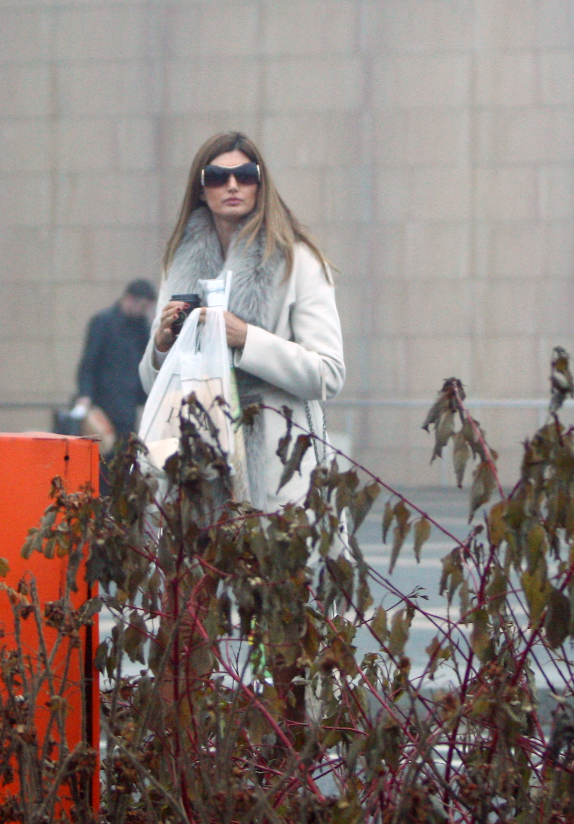 Alexandra iese din mall si se indreapta spre masina lui Liviu Negoita