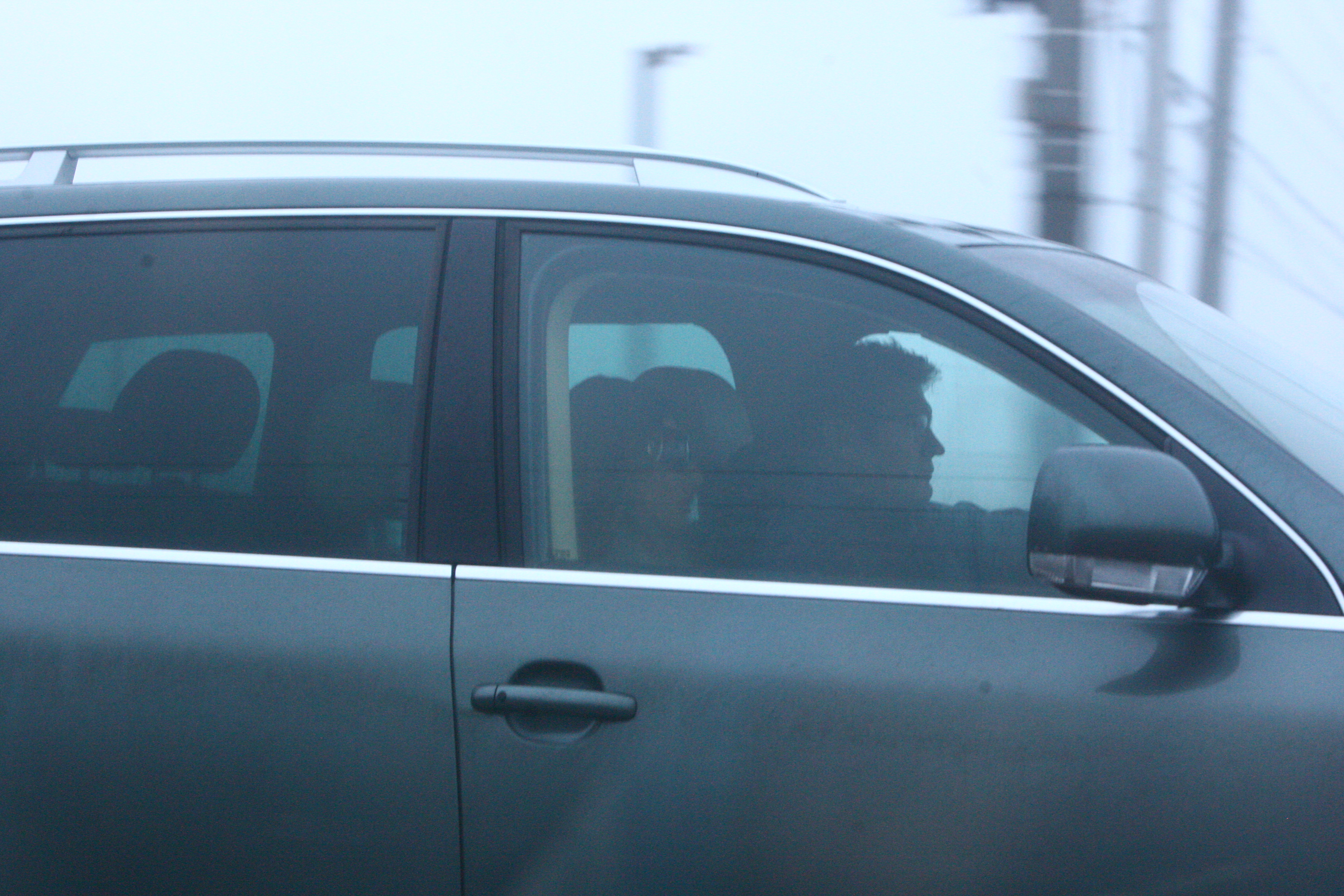 Cei doi poarta ochelari de soare, in masina desi in Bucuresti era ceata la ora realizarii fotografiilor
