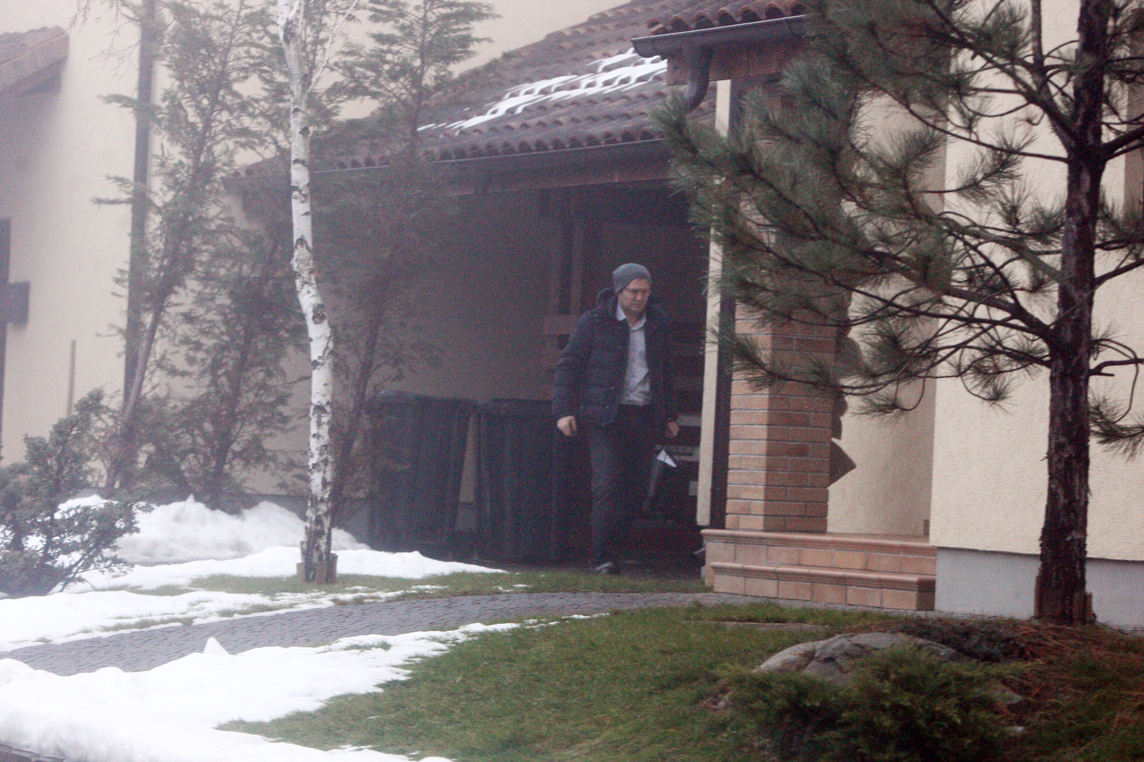 Fostul primar Liviu Negoita a parcat masina in garaj si se indreapta ganditor spre casa