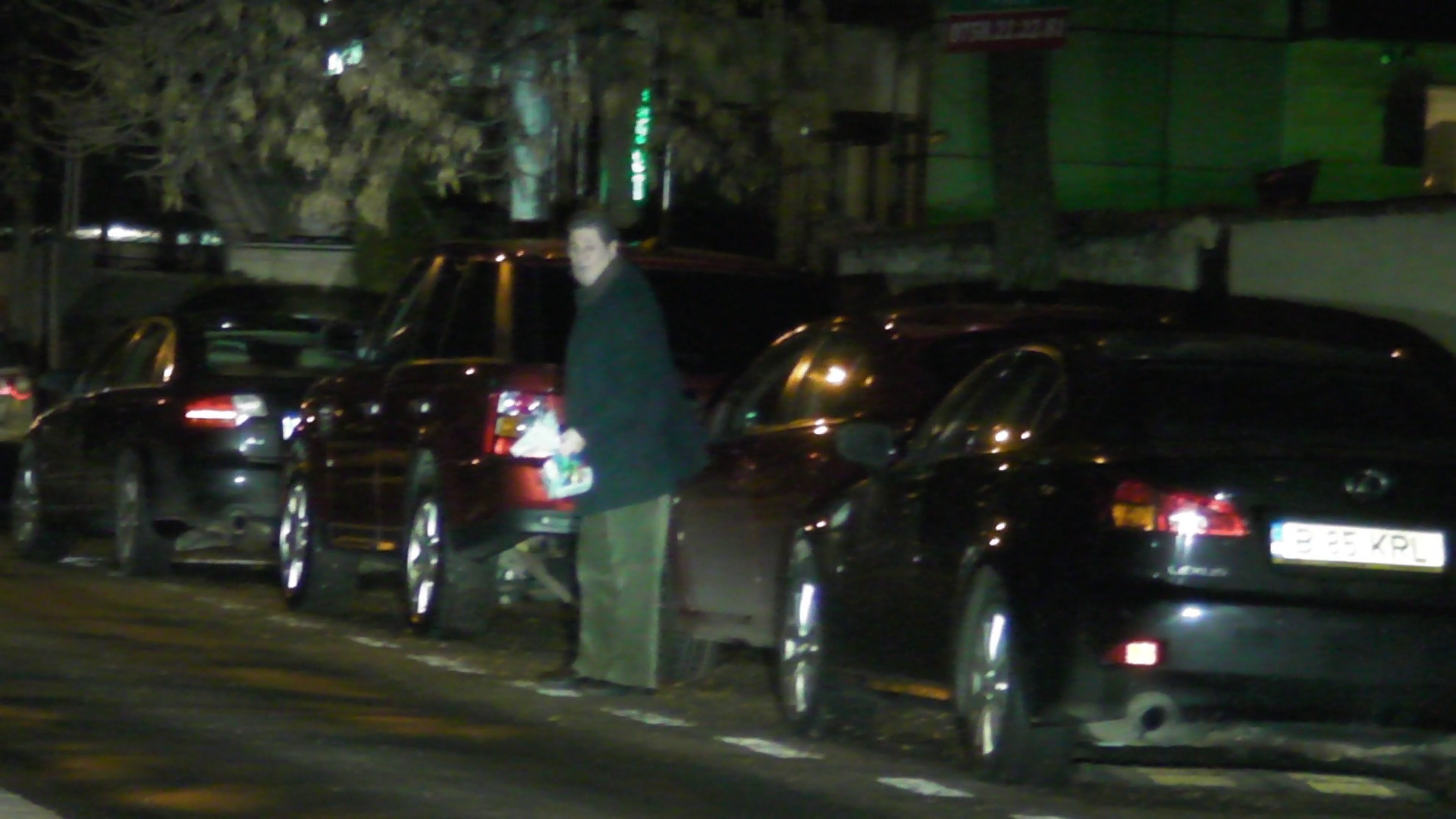 Cornel Dinu saluta cu punga de medicamente in mana