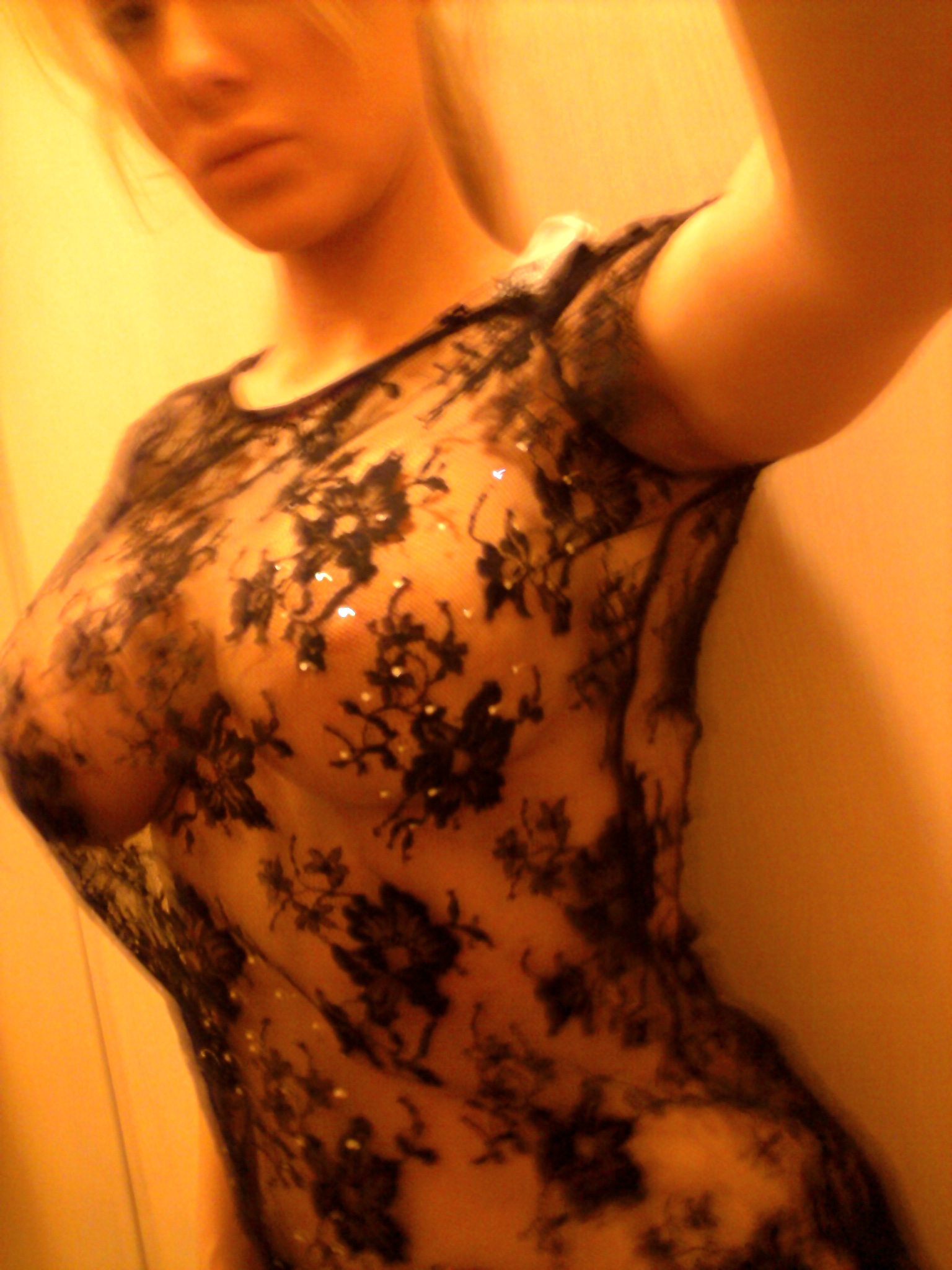 Pentru ca are un corp aproape perfect, Sensual nu se sfieste sa imbrace cele mai transparente si decoltate piese vestimentare