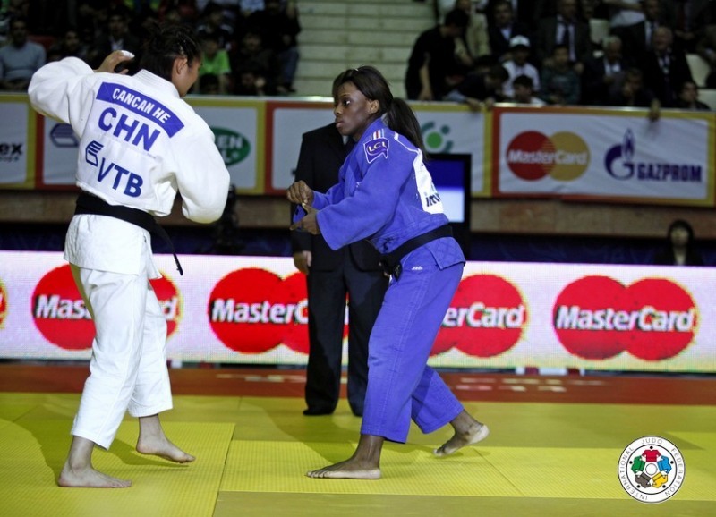Cancan He se lupta la categoria 52 de kilograme si face parte din lotul national de judo al Chinei