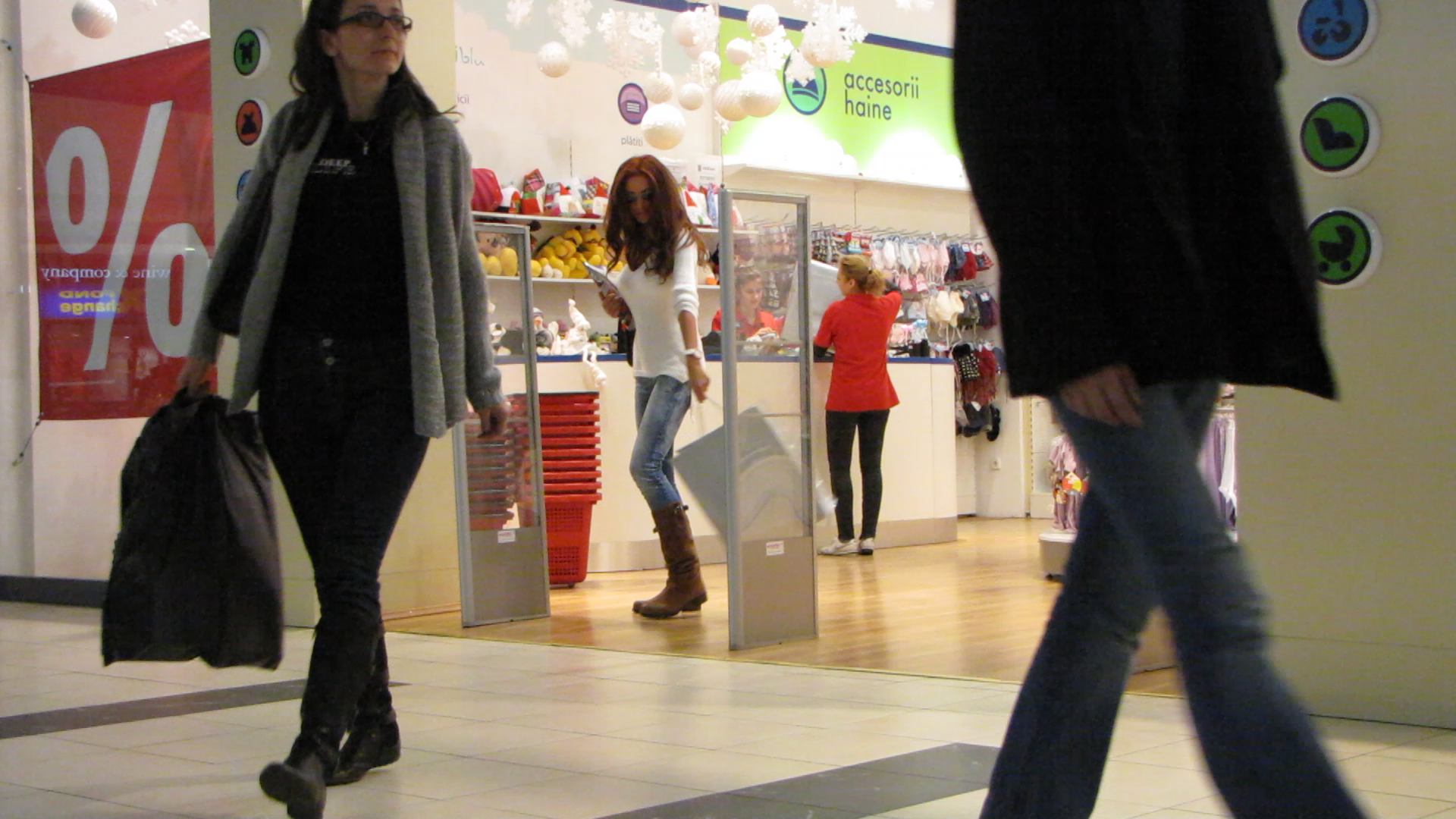 Un incident mai putin placut a avut loc la iesirea din magazin, cand sistemele de alarma au inceput 