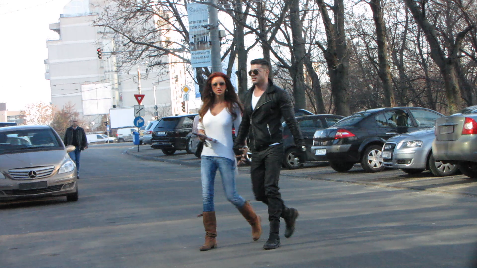 Cei doi indragostiti se iau imediat de mana si se indreapta spre un restaurant din zona Floreasca