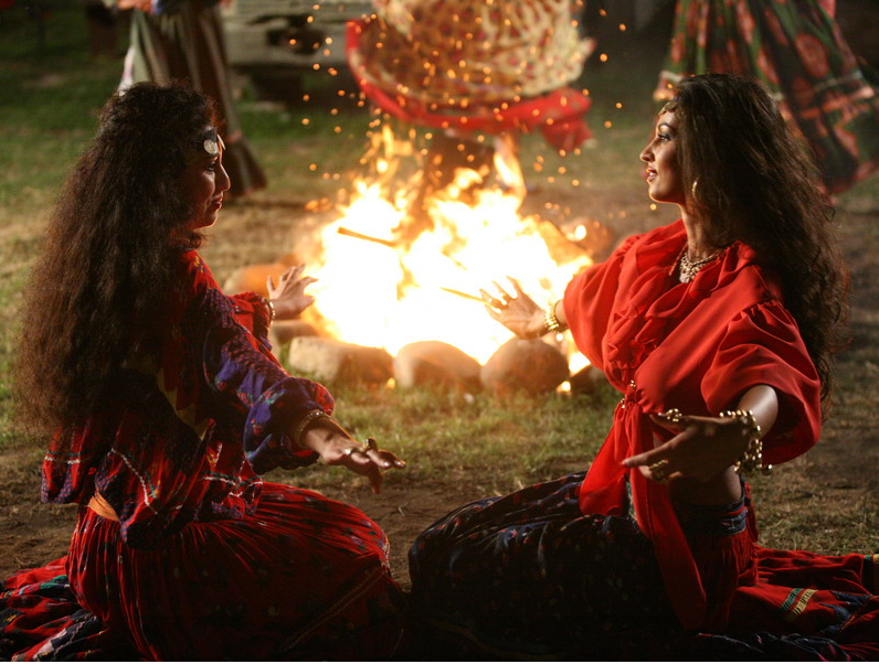 Nicoleta Luciu si Doinita Oancea, la repetitii, in costumele create special pentru faimosul serial