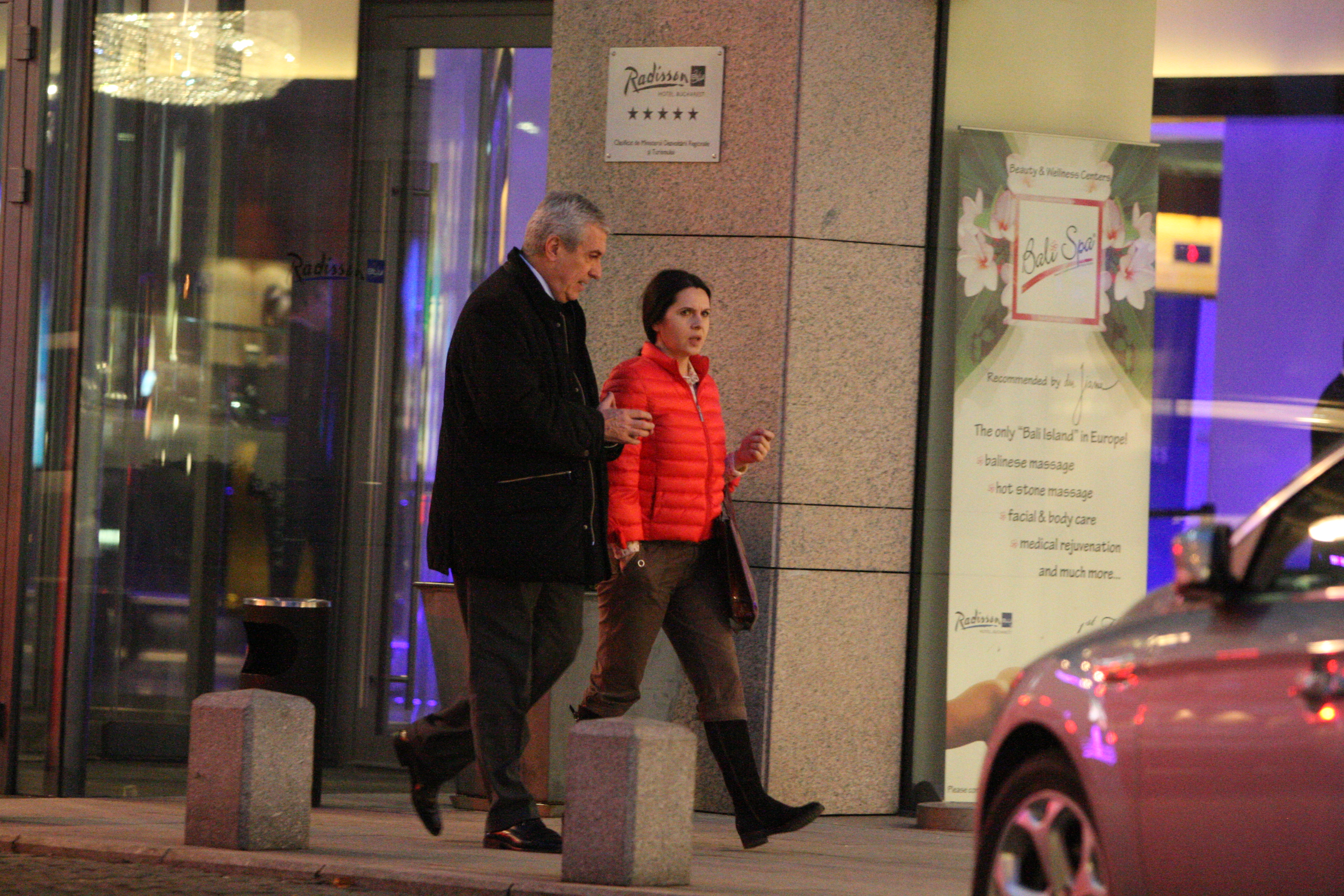 Adriana Saftoiu asculta cu mare atentie parerile lui Tariceanu, in timp ce se indreapta spre masina