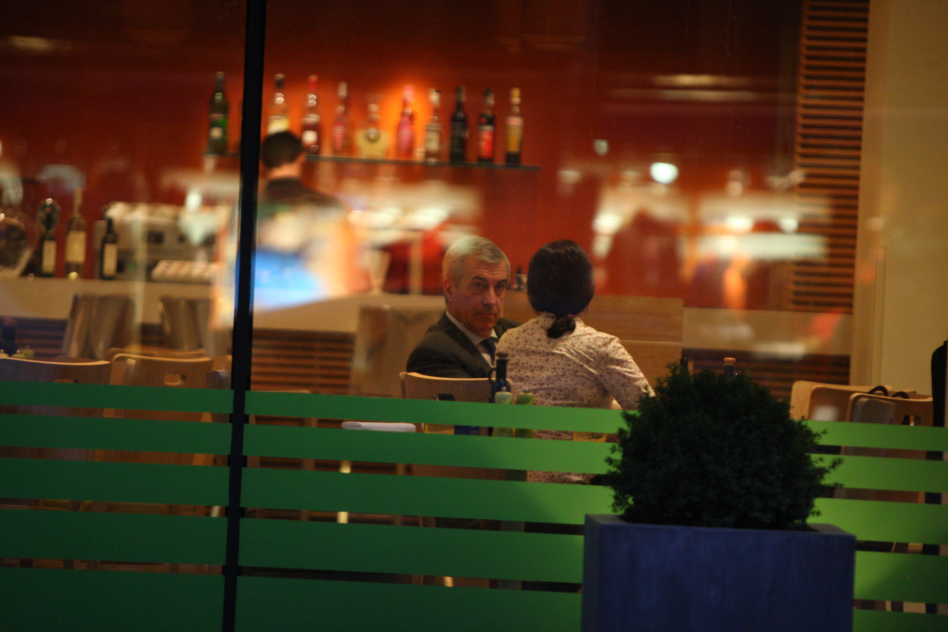 Saftoiu si Tariceanu, prinsi intr-o discutie la cafeneaua dintr-un hotel din zona Dorobanti