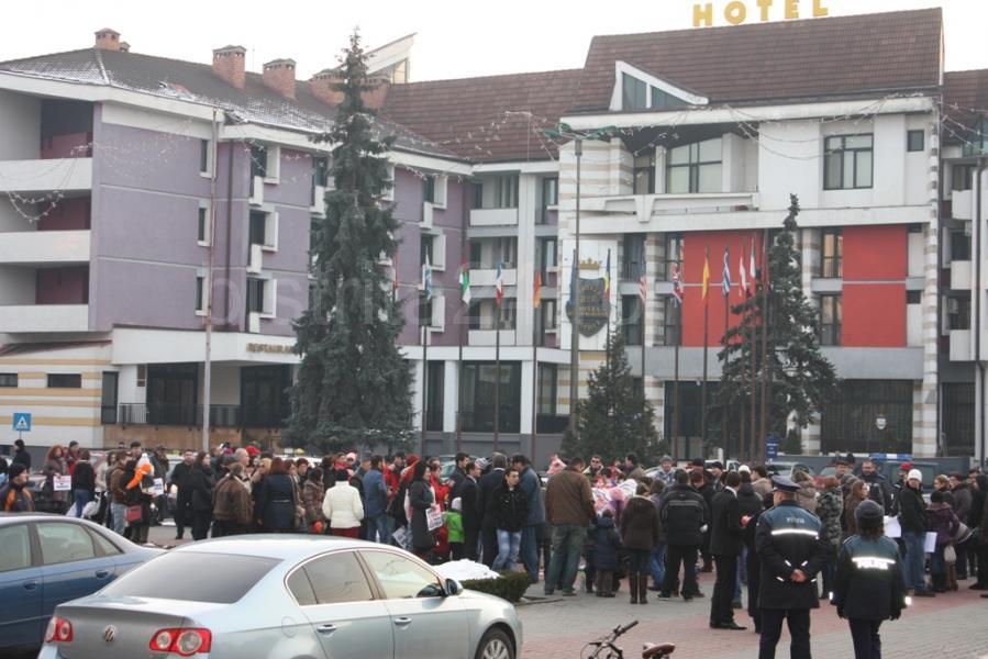 Zeci de bistriţeni alături de copiii lor au prostestat astăzi în faţa Instituţiei Prefectului împotriva unui sistem de sănătate bolnav, care a permis ca un micuţ să moară de la o entorsă.