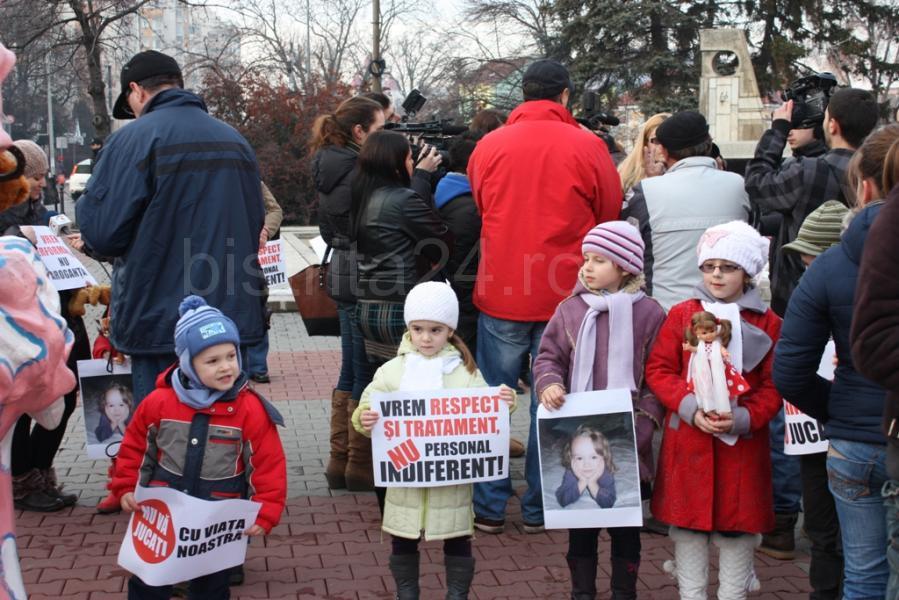 Mesajele au fost transmise prin intermediul pancartelor, pe care stătea scris: „Suntem oameni nu jucării” sau ”Eu sunt om, voi sunteţi?”.