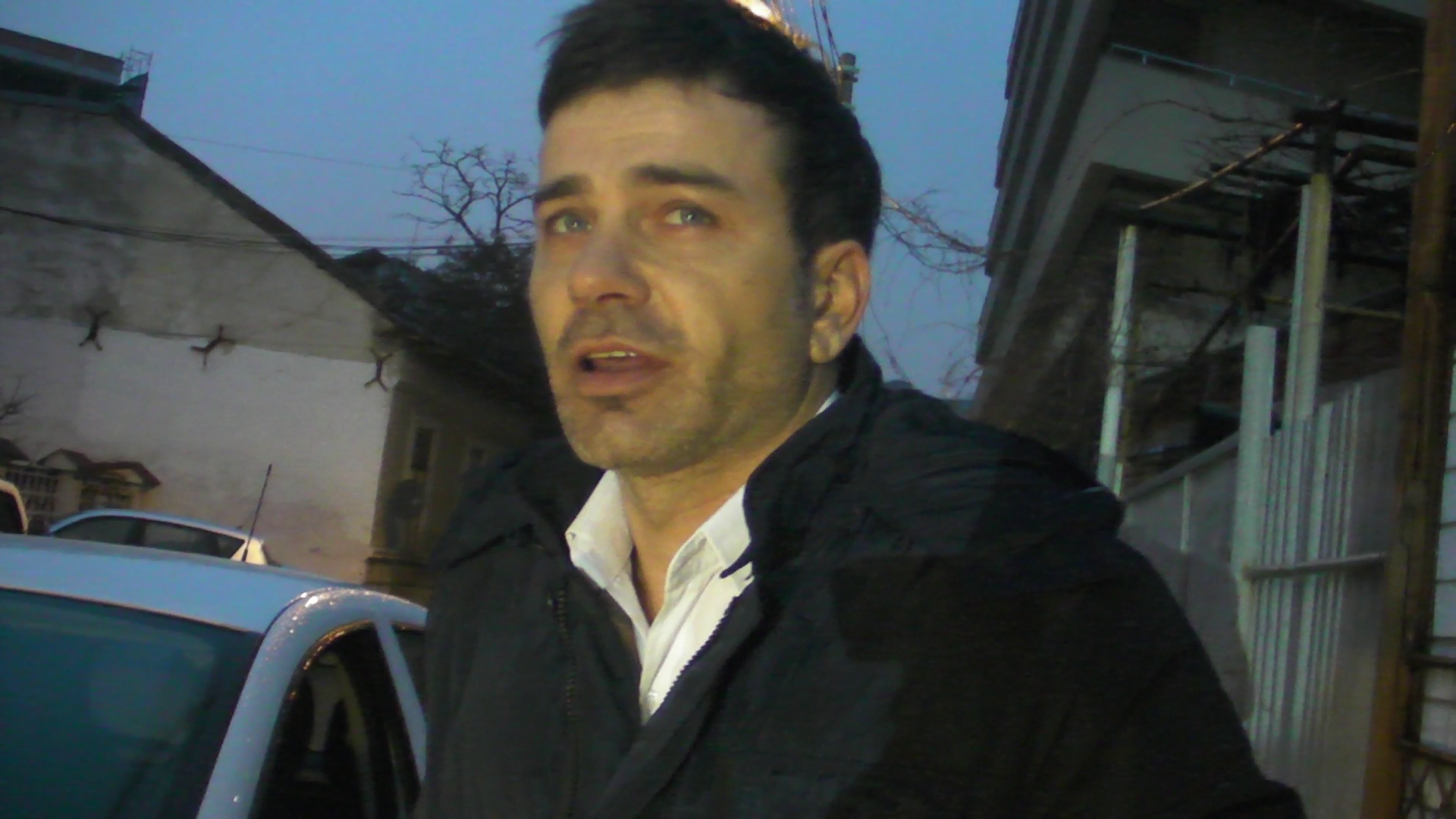 Barbatul care se afla in masina lovita de Madalina Pamfile nu este incantat de cum conduce aceasta