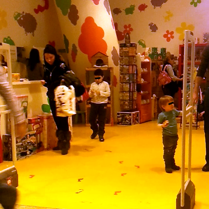 Narcisa il lasa pe fiul ei la locul de joaca, pentru a se putea duce apoi linistita la cumparaturi