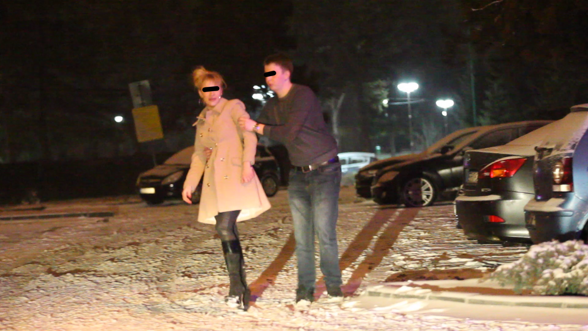 Tanara se deplaseaza cu greu si e sustinuta la fiecare pas de iubitul ei