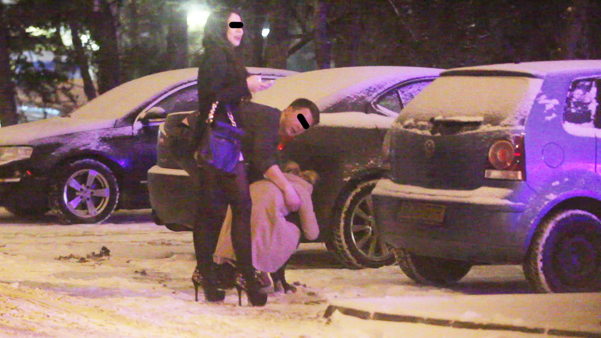 Prietena tinerei se amuza de toata scena