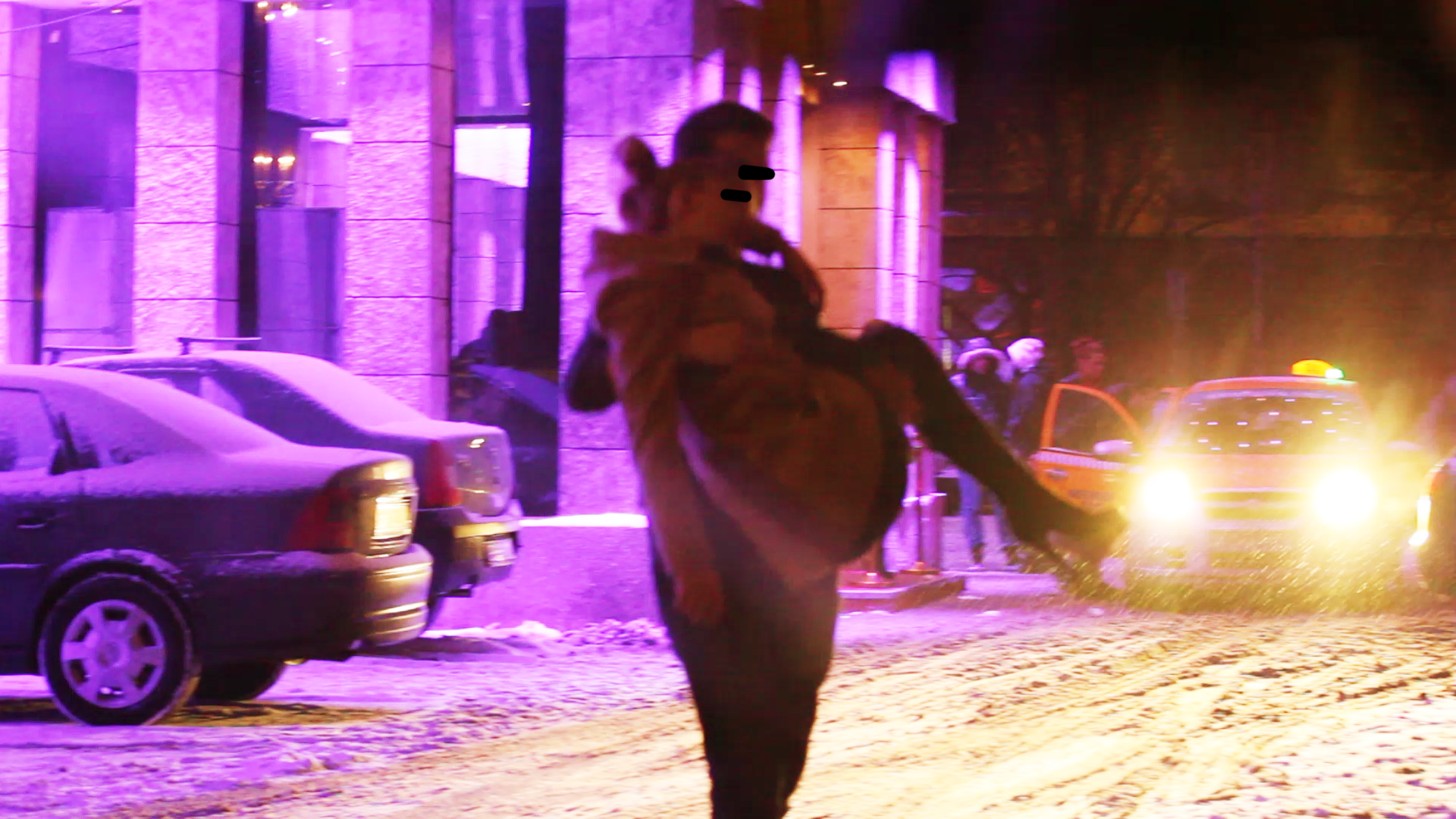 Ca un gentleman, iubitul o ia in brate in momentul in care se prabuseste in zapada