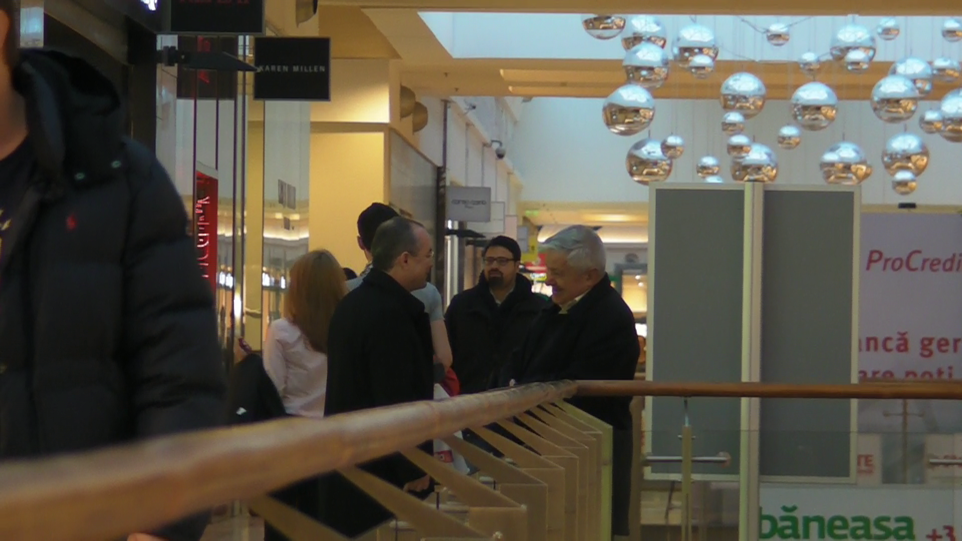 Emil Boc si Micky Spaga s-au recunoscut de departe in mall. Se indrepta unul spre altul si isi strang mainile zambind